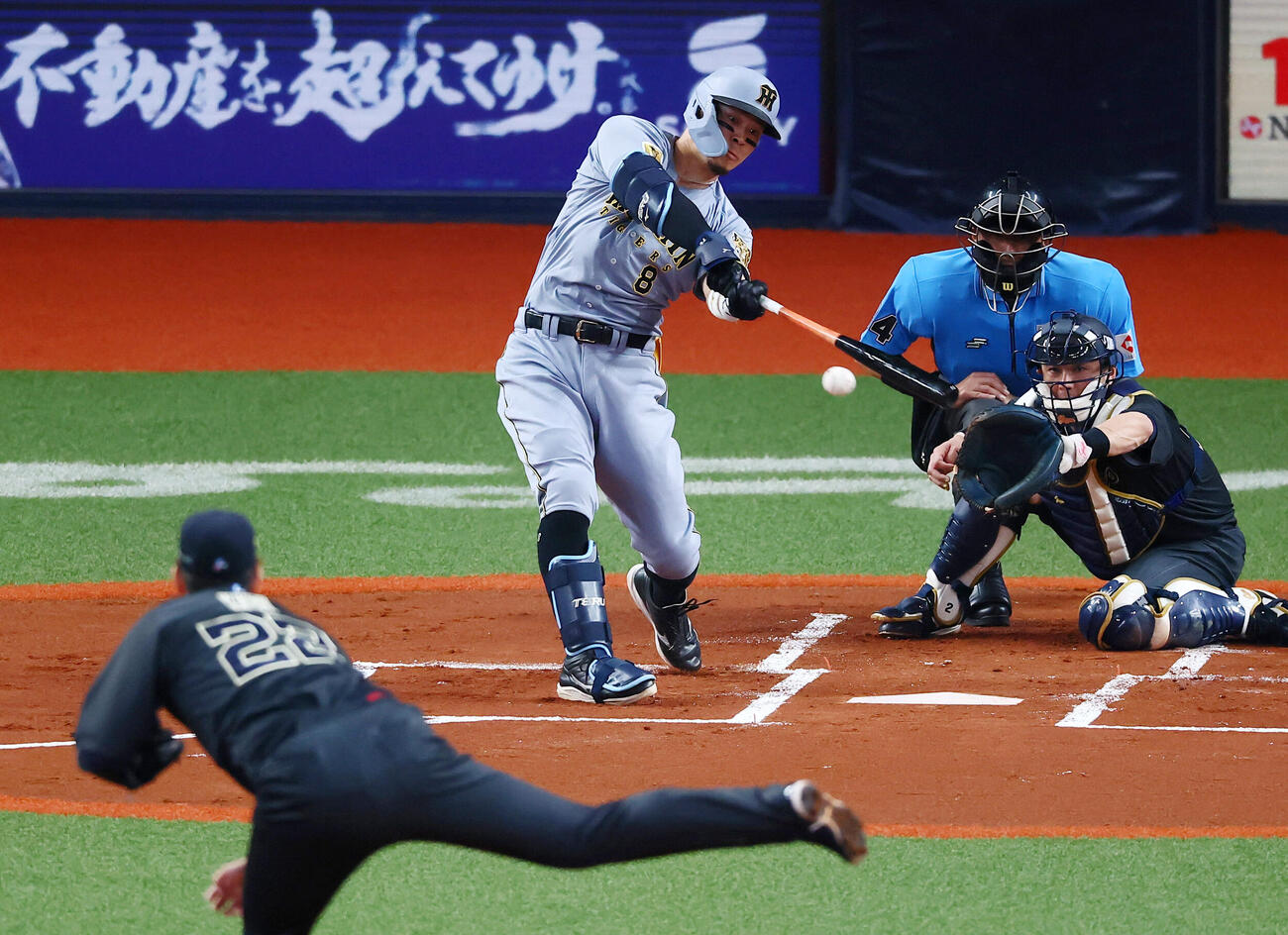 オリックス対阪神　1回表阪神2死一塁、佐藤輝明は右前打を放つ。投手九里亜蓮（撮影・加藤哉）