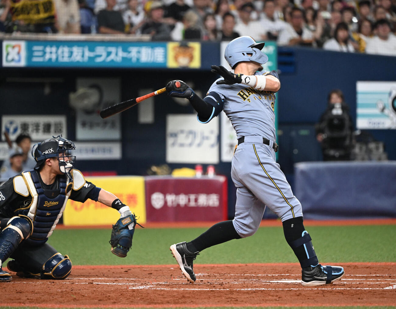 オリックス対阪神　3回表阪神1死満塁、左犠飛を放つ佐藤輝明（撮影・和賀正仁）