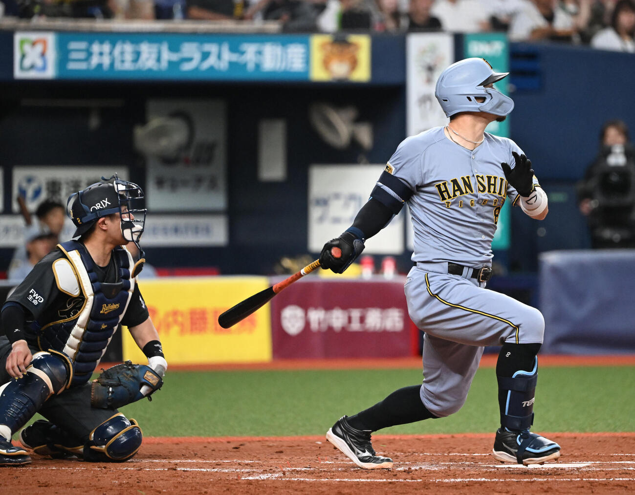 オリックス対阪神　3回表阪神1死満塁、左犠飛を放つ佐藤輝明（撮影・和賀正仁）