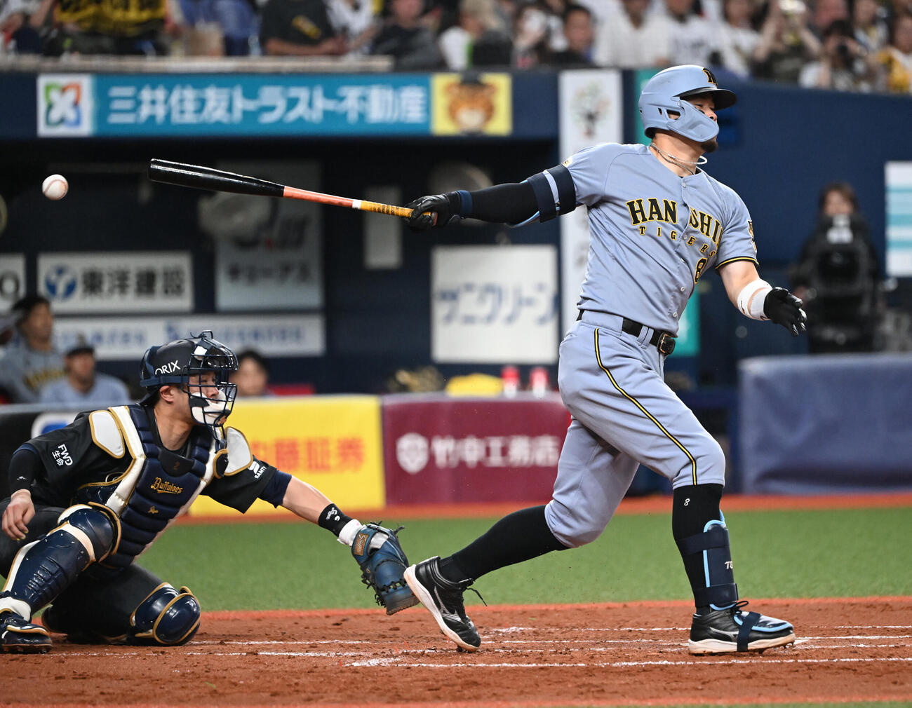 オリックス対阪神　3回表阪神1死満塁、佐藤輝明のファウルは球審に当たる（撮影・和賀正仁）