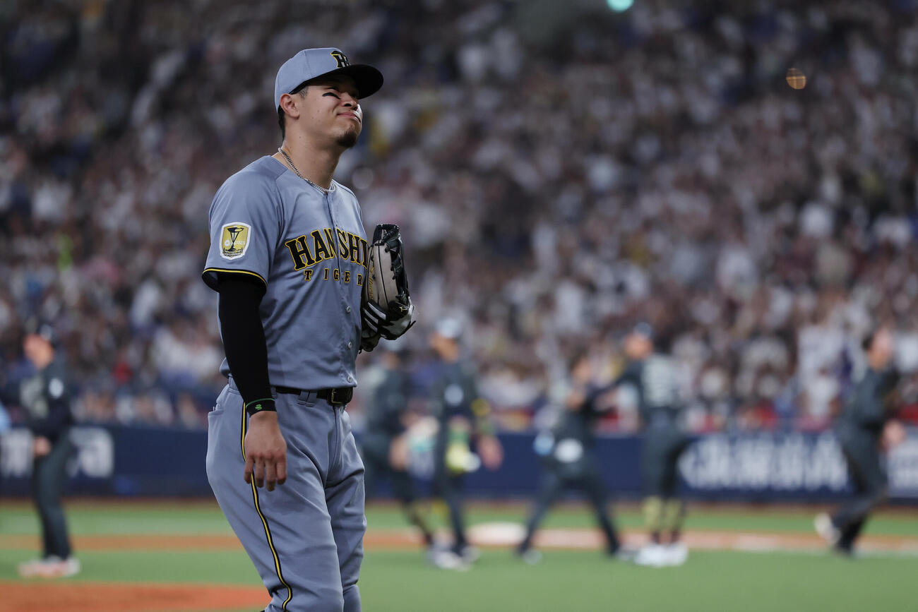 オリックス対阪神　オリックスにサヨナラ負けを喫し、悔しそうに引き揚げる阪神佐藤輝明（撮影・前田充）