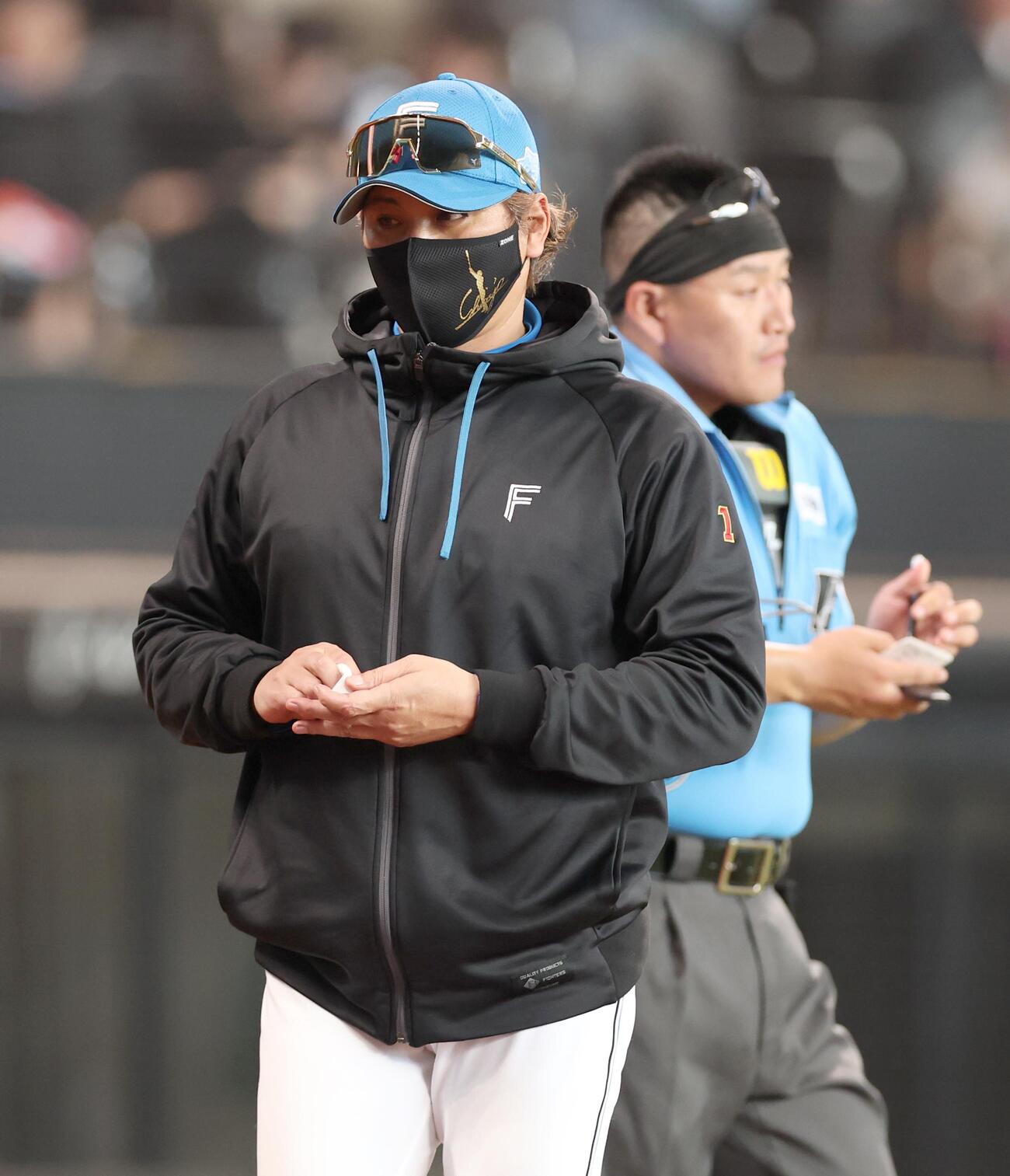 日本ハム対中日　投手交代を告げる新庄剛志監督（撮影・黒川智章）