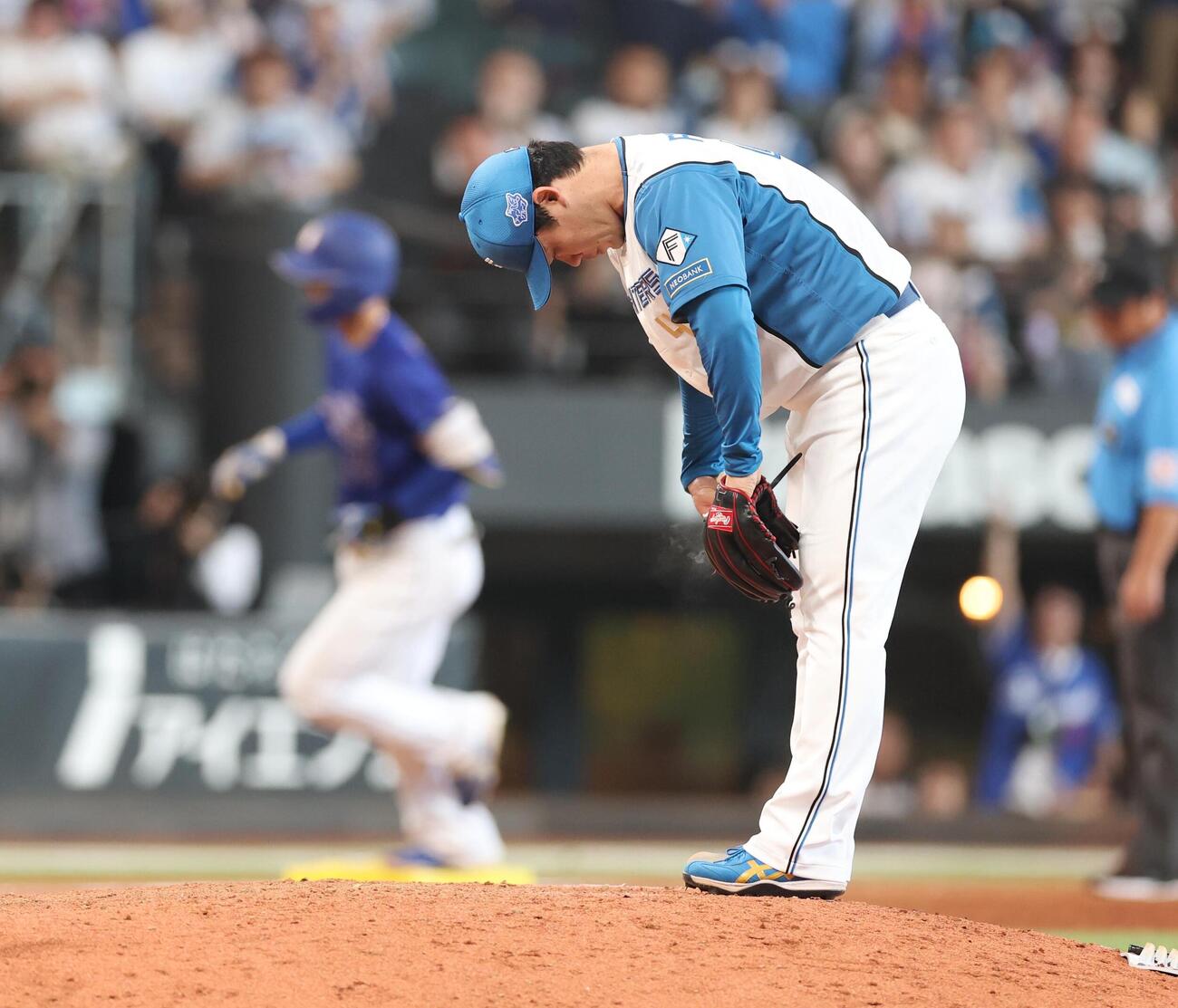 日本ハム対中日　7回表中日1死、石川昴弥に本塁打を浴びる福谷浩司（撮影・黒川智章）