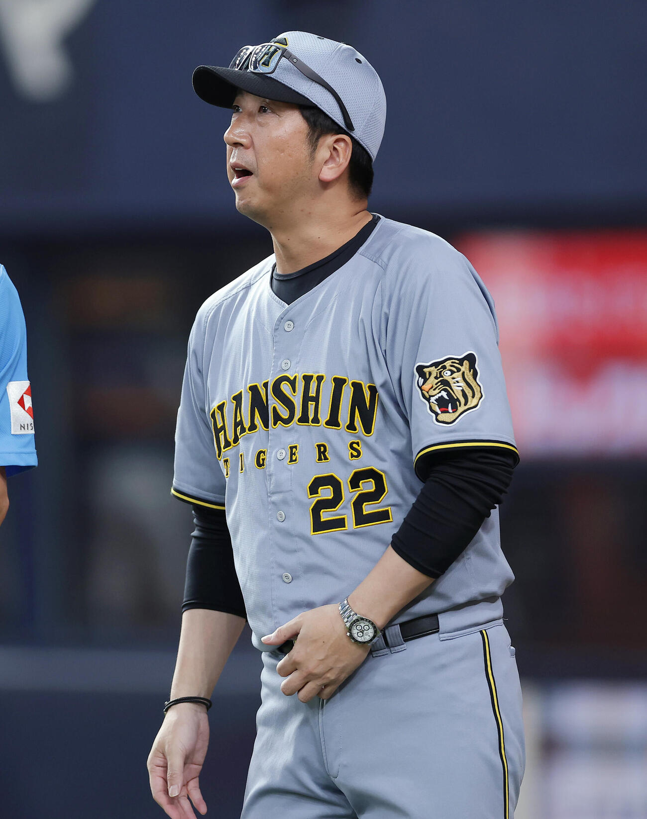 オリックス対阪神　9回表を終え、選手交代を告げる阪神藤川球児監督（撮影・前田充）