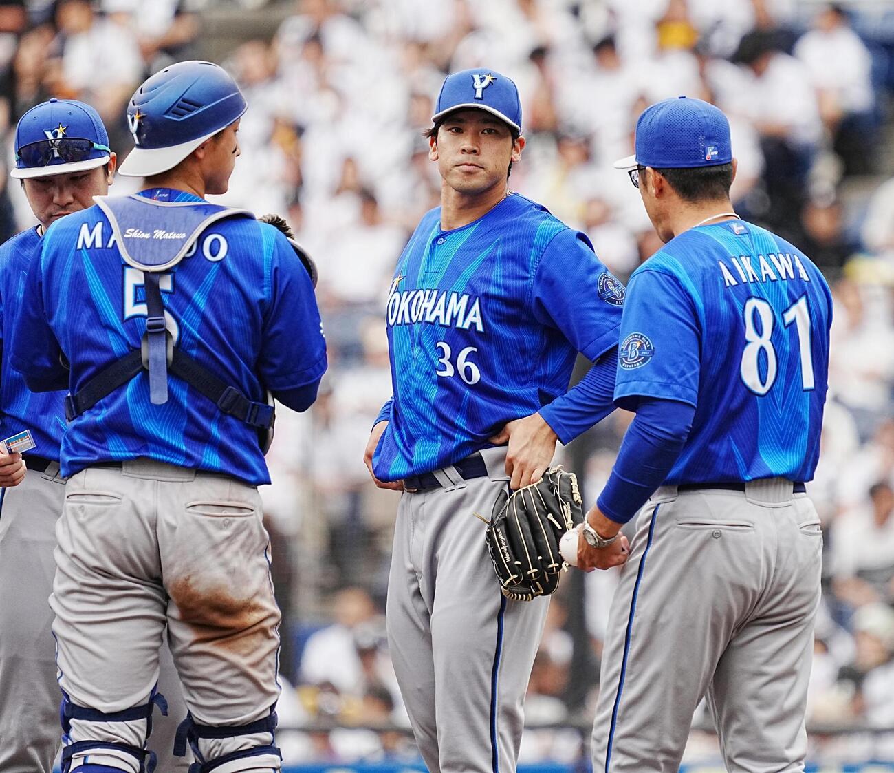 ロッテ対DeNA 5回裏ロッテ2死一、二塁、DeNA先発の尾形崇斗（中央）は相川亮二監督から交代を告げられる（撮影・小沢裕）