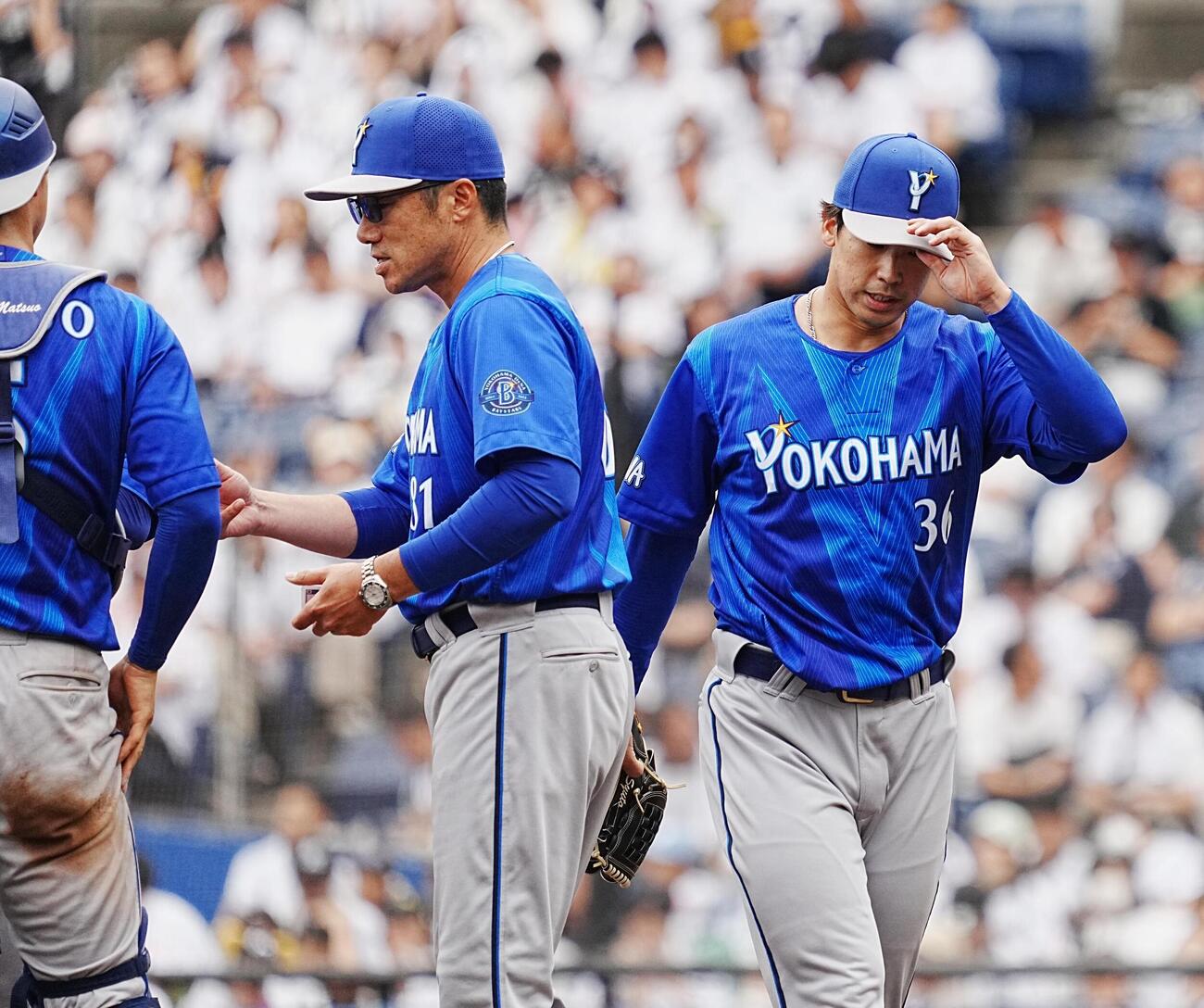 ロッテ対DeNA 5回裏ロッテ2死一、二塁、DeNA先発の尾形崇斗（右）は相川亮二監督から交代を告げられ降板する（撮影・小沢裕）
