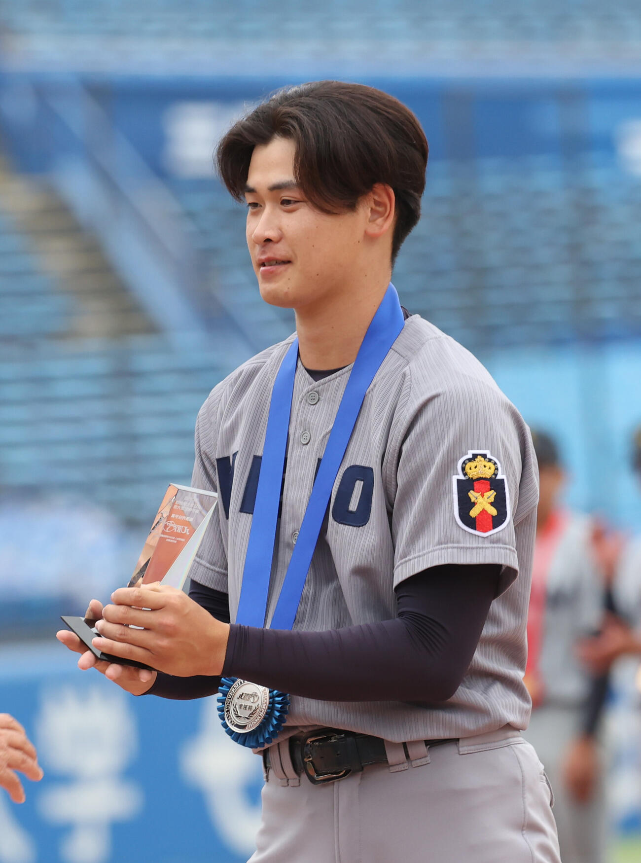 全日本大学野球選手権決勝　関大対慶大　最優秀投手賞を受賞した慶大・渡辺和大（撮影・柴田隆二）