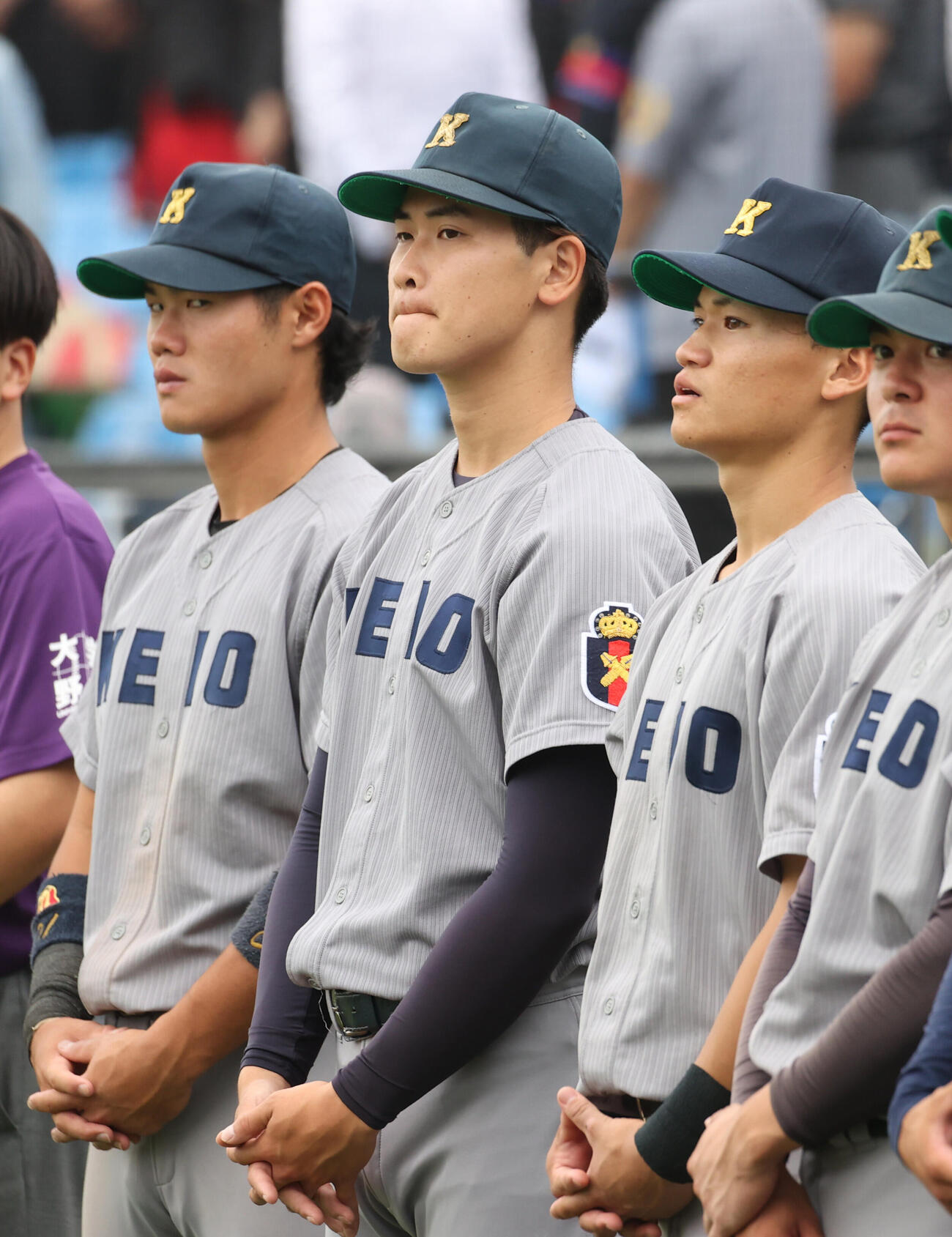 全日本大学野球選手権決勝　関大対慶大　敗れた慶大・渡辺和大（中央）とナイン（撮影・柴田隆二）