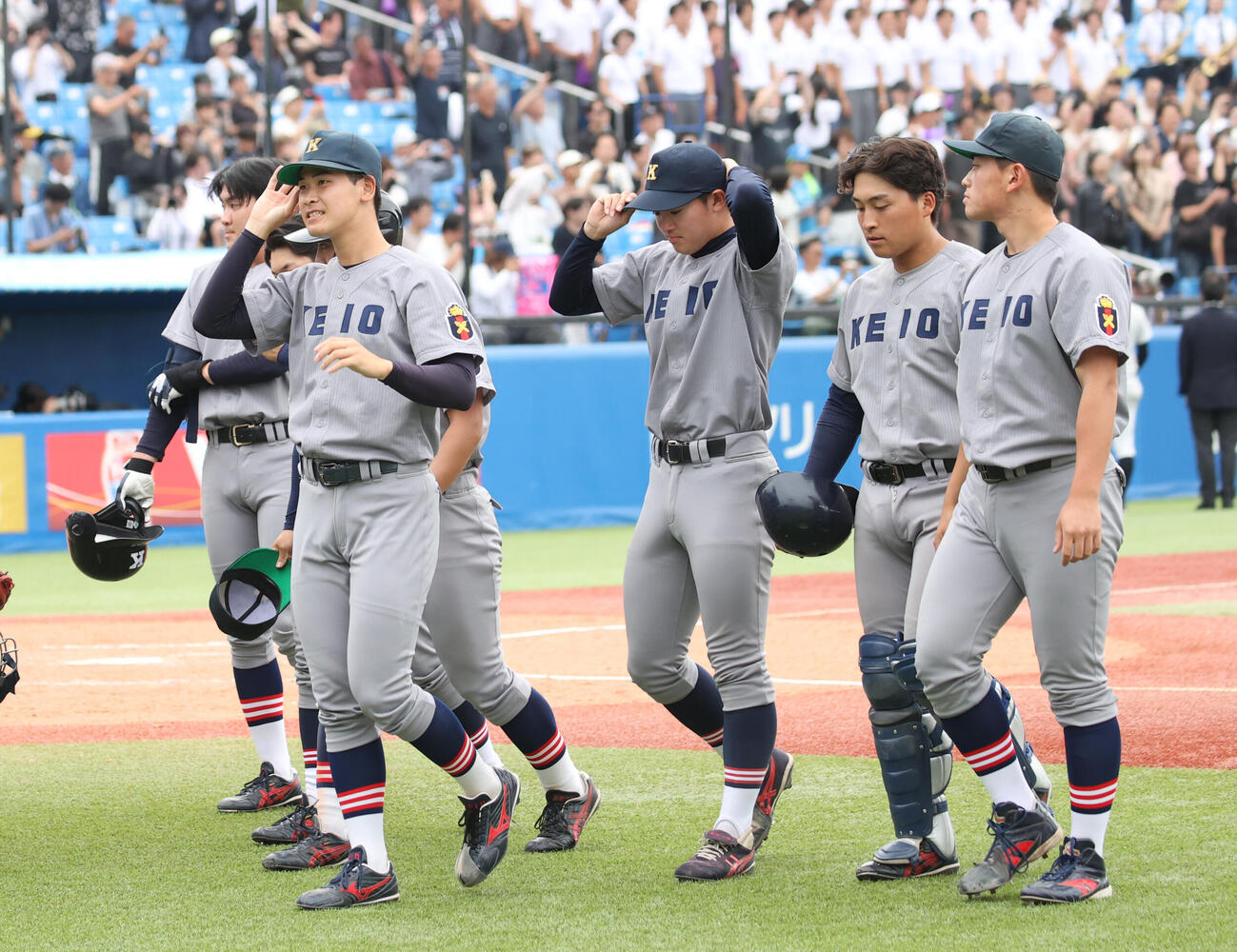 全日本大学野球選手権決勝　関大対慶大　敗れた慶大・渡辺和大（左端）とナイン（撮影・柴田隆二）