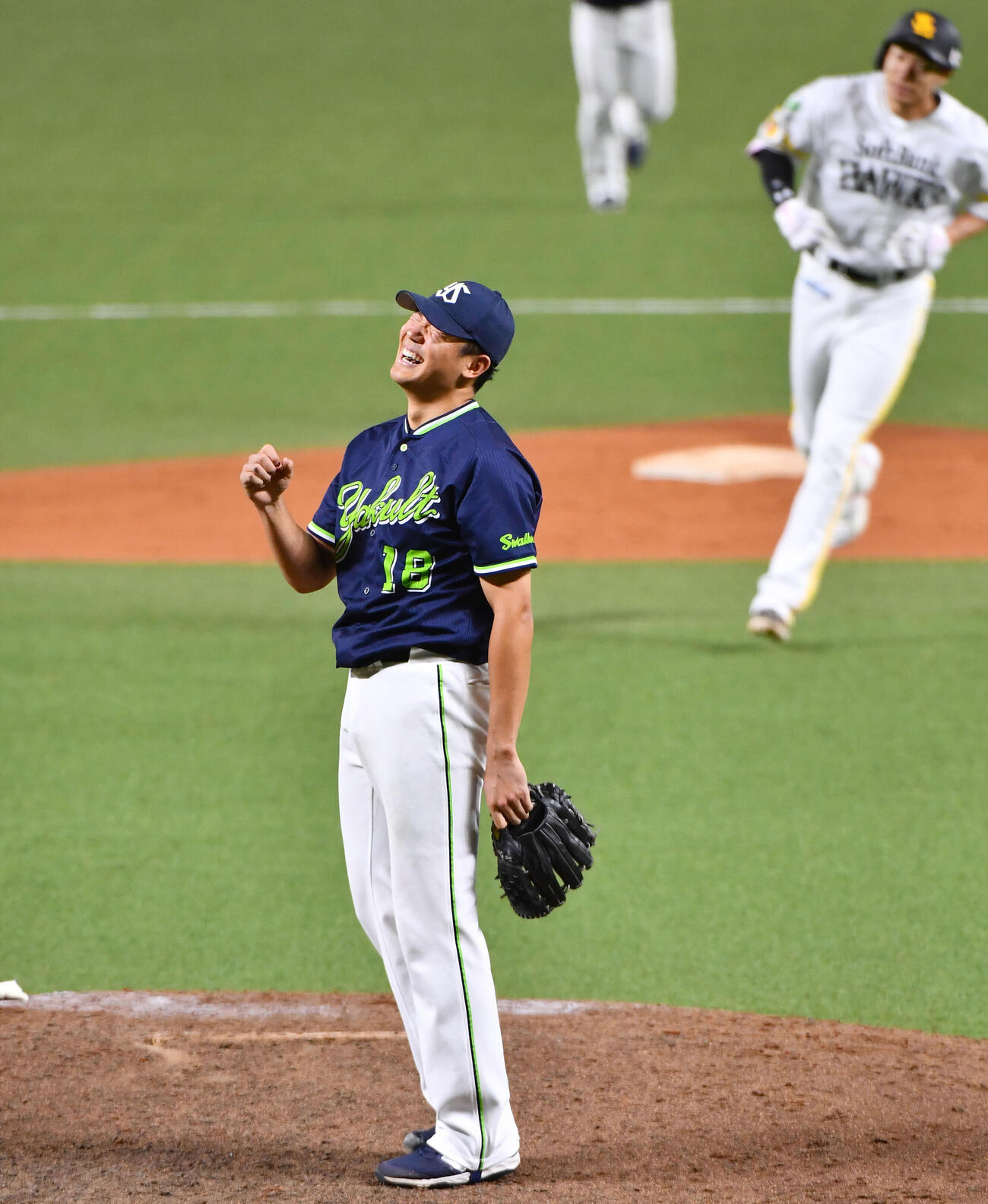 ソフトバンク対ヤクルト　9回裏ソフトバンク2死、柳田悠岐（右奥）を中飛に抑えてプロ初完封を決め、笑顔を見せる奥川恭伸（撮影・岩下翔太）