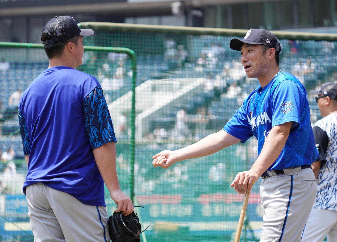 13日の試合前練習で牧秀悟（左）に声を掛けるDeNA相川亮二監督
