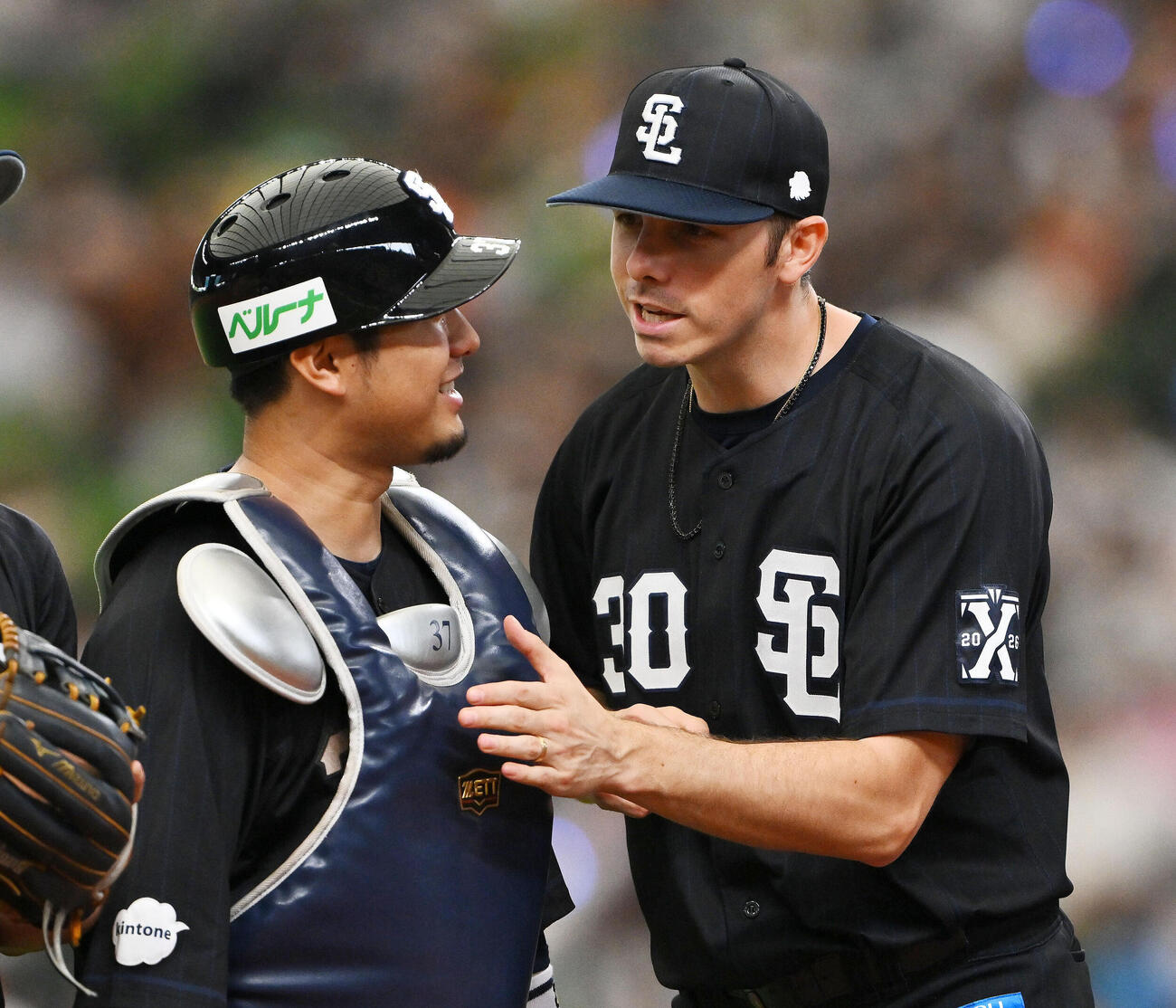 西武対巨人　試合後、勝利投手の西武アラン・ワイナンス（右）は柘植世那をねぎらう（撮影・滝沢徹郎）