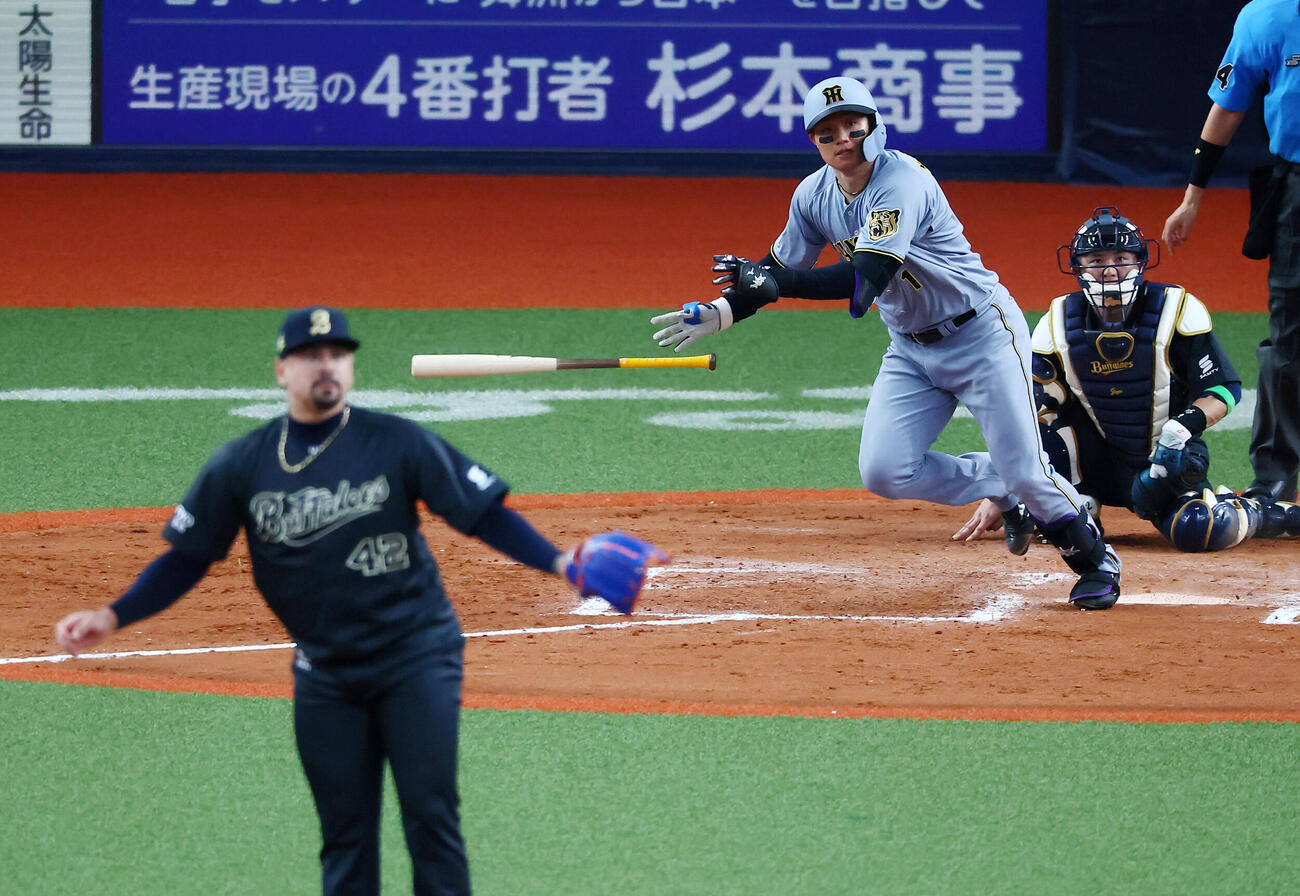 オリックス対阪神　9回表阪神1死、森下翔太は中前打を放つ。投手アンドレス・マチャド（撮影・加藤哉）