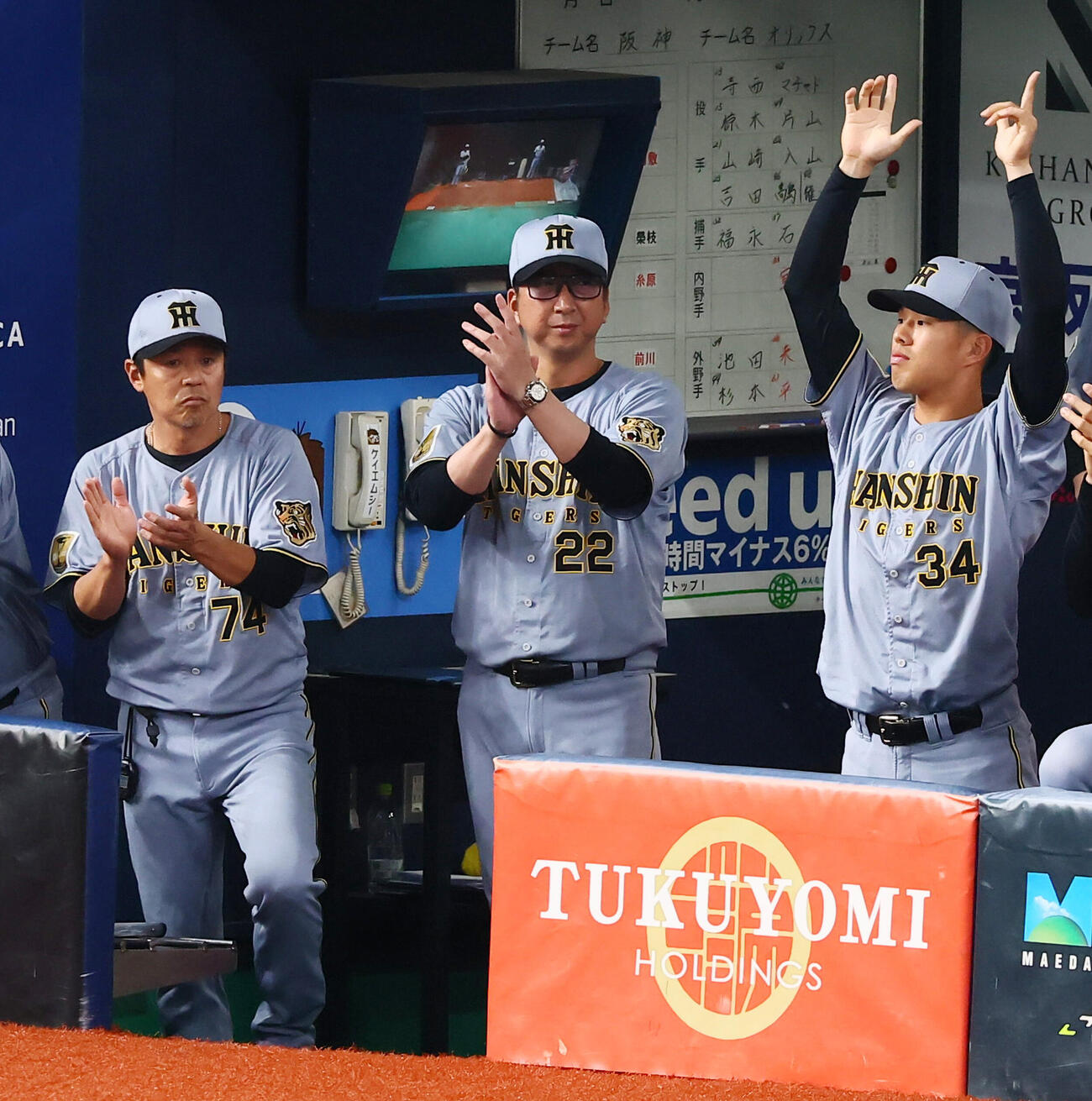 オリックス対阪神　5回表阪神2死二塁、森下翔太の適時二塁打にベンチで拍手を送る藤川球児監督。右は岡城快生（撮影・加藤哉）