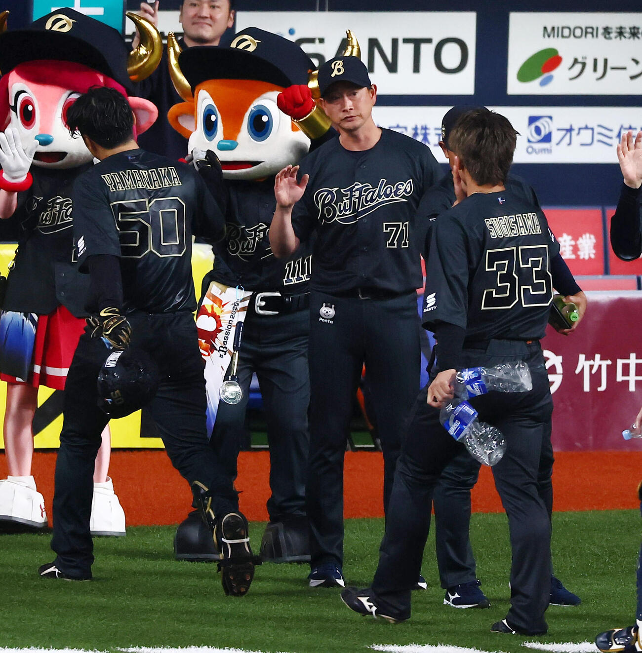 オリックス対阪神　阪神にサヨナラ勝利を決めナインを迎えるオリックス岸田護監督（撮影・加藤哉）