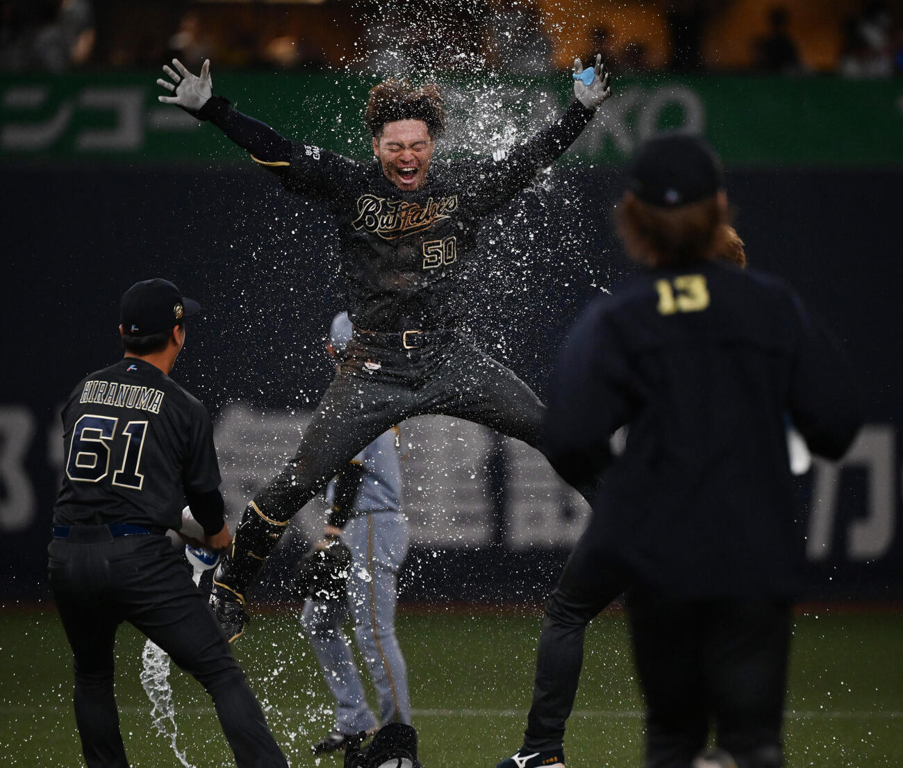 オリックス対阪神　10回裏オリックス2死一、三塁、左中間にサヨナラ適時打を放った山中稜真はナインの祝福を受ける（撮影・和賀正仁）