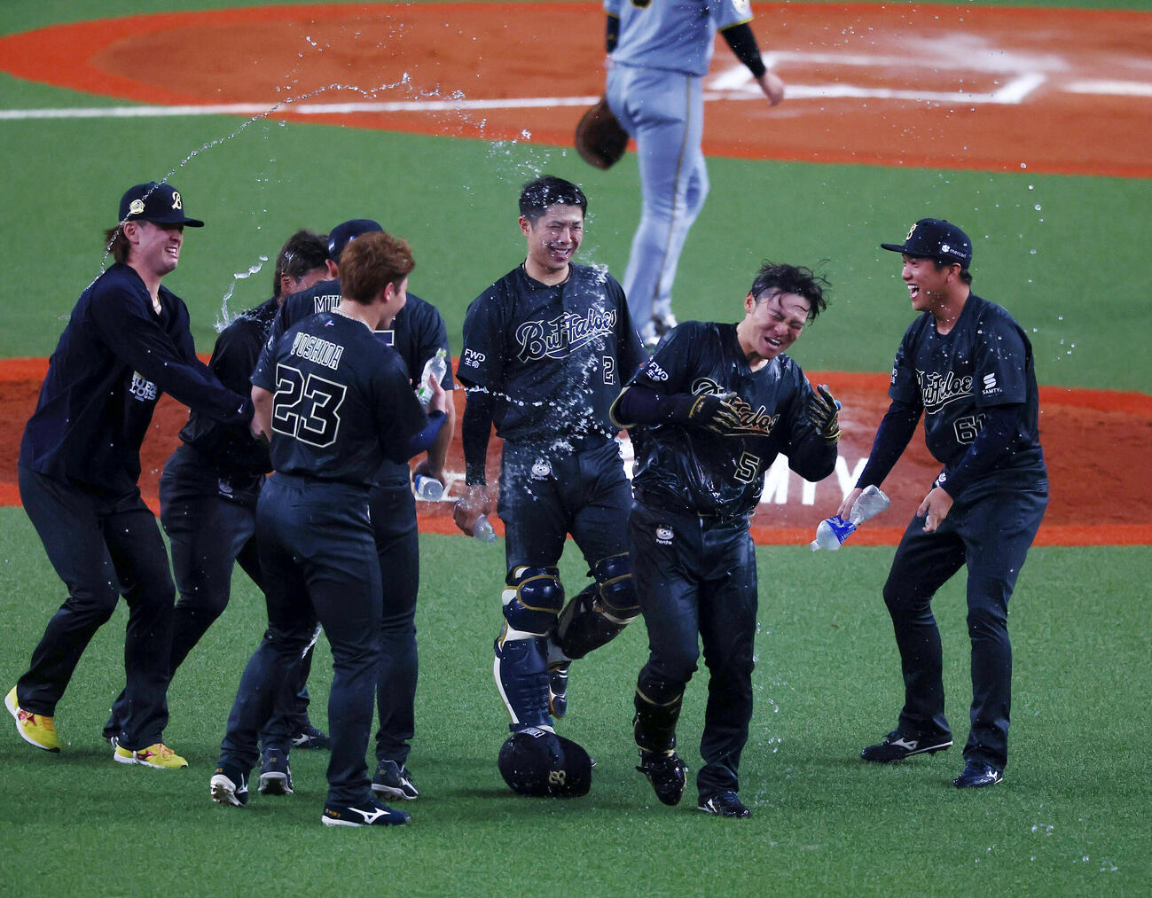 オリックス対阪神　10回裏オリックス2死一、三塁、山中稜真はサヨナラ適時打を放ちナインからウオーターシャワーを浴びる（撮影・加藤哉）