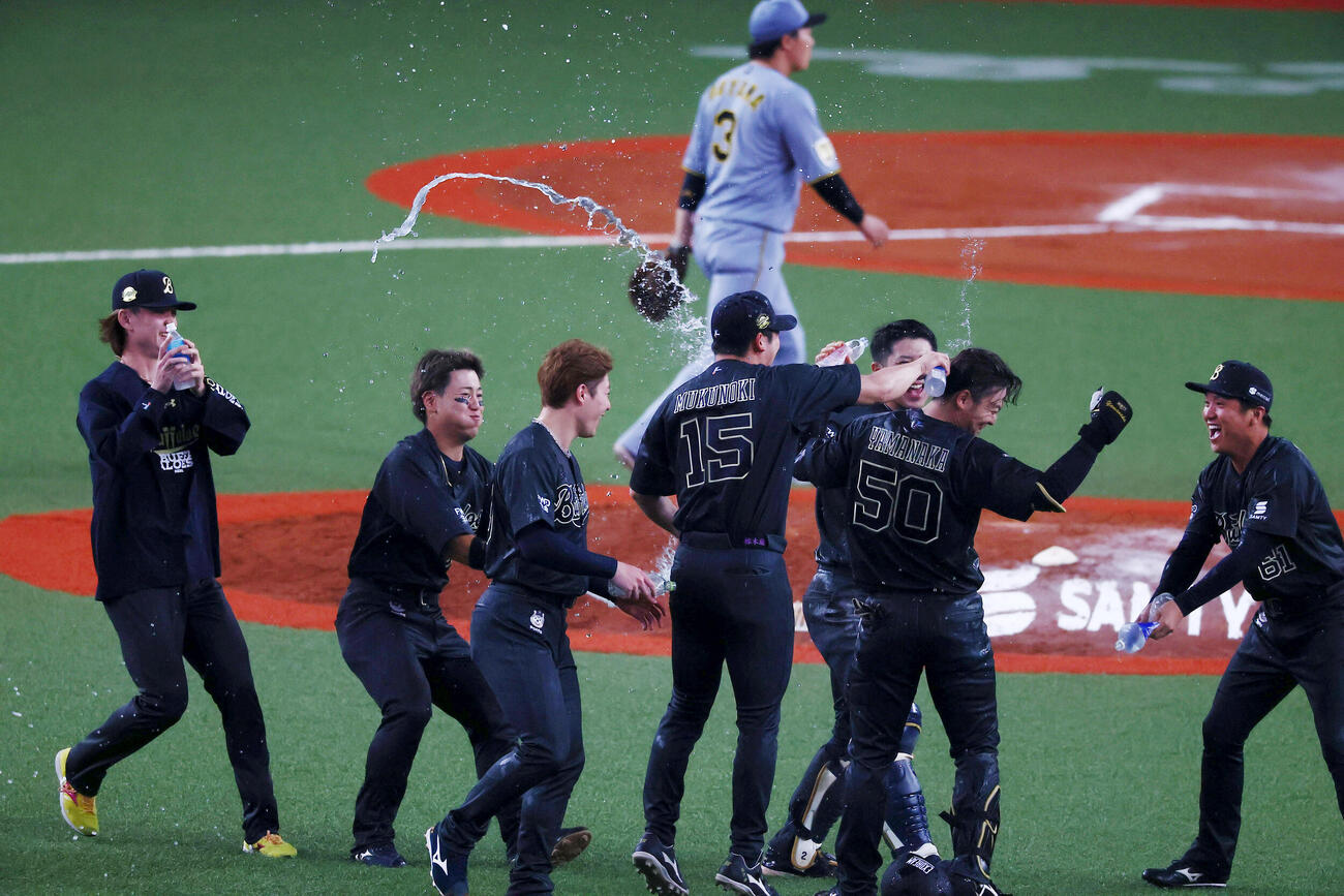 オリックス対阪神　10回裏オリックス2死一、三塁、山中稜真はサヨナラ適時打を放ちナインからウオーターシャワーを浴びる（撮影・加藤哉）