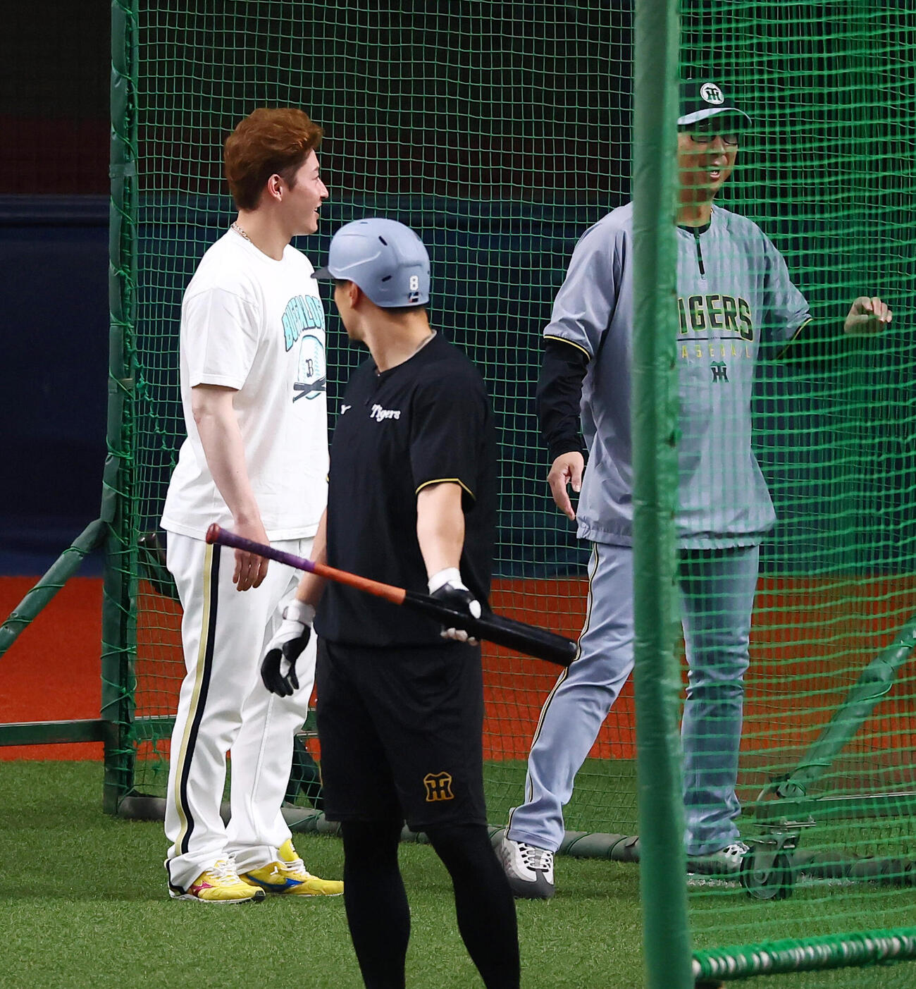 オリックス対阪神　練習中、阪神藤川球児監督（右）にあいさつするオリックス吉田輝星（撮影・加藤哉）