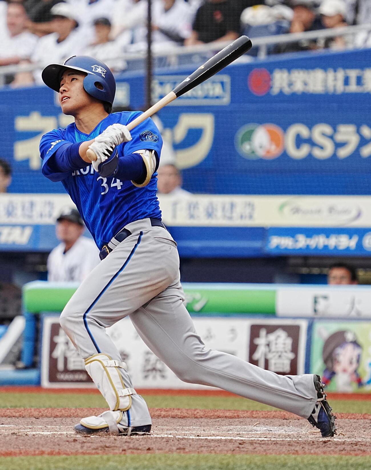 ロッテ対DeNA 8回表DeNA2死一塁、宮下朝陽は左越えに2点本塁打を放つ（撮影・小沢裕）