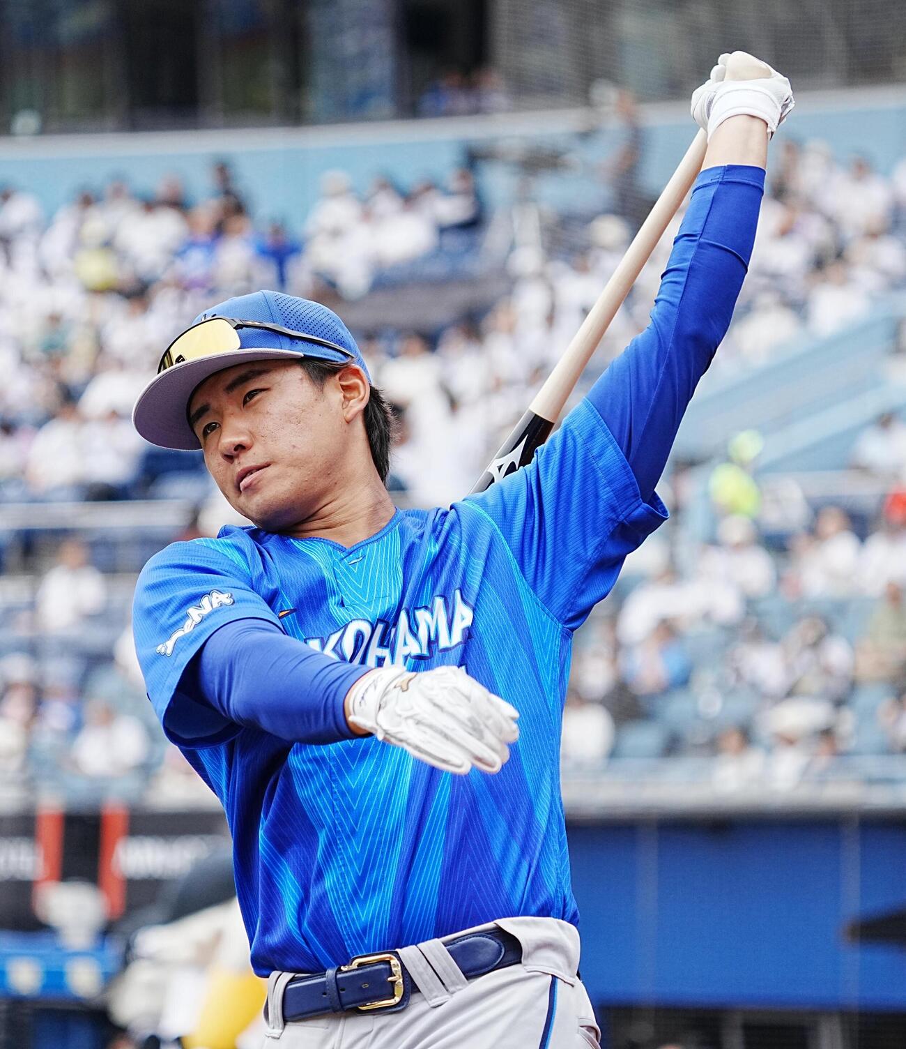 ロッテ対DeNA　スタメンに名を連ね入念に素振りするDeNA宮下朝陽（撮影・小沢裕）　＝2026年6月14日