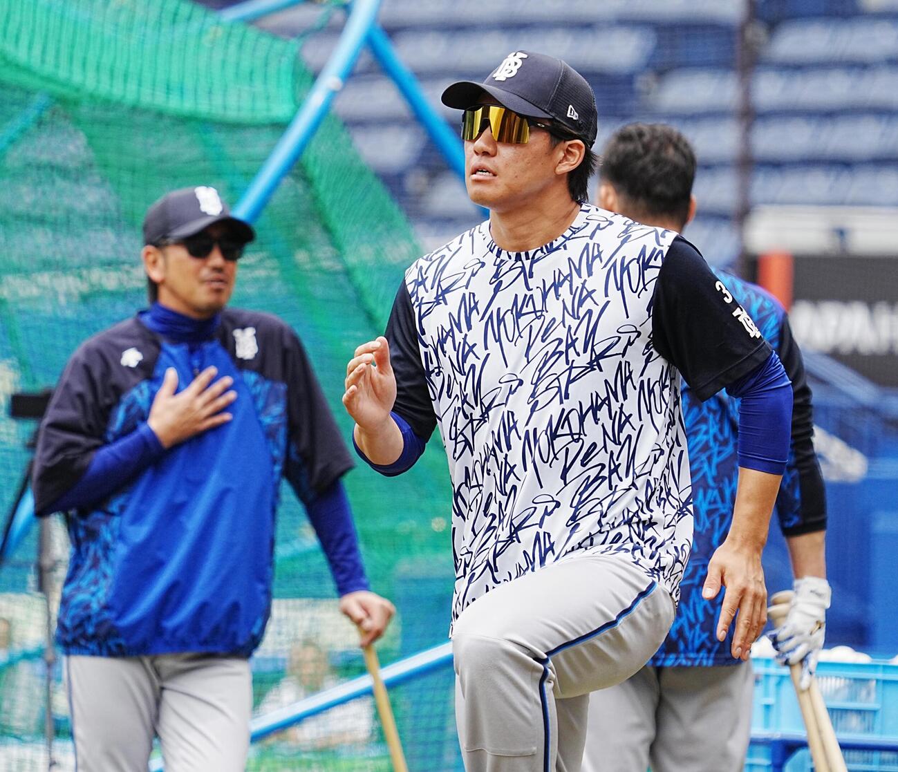 ロッテ対DeNA　試合前の練習に臨むDeNA宮下朝陽（撮影・小沢裕）　＝2026年6月14日