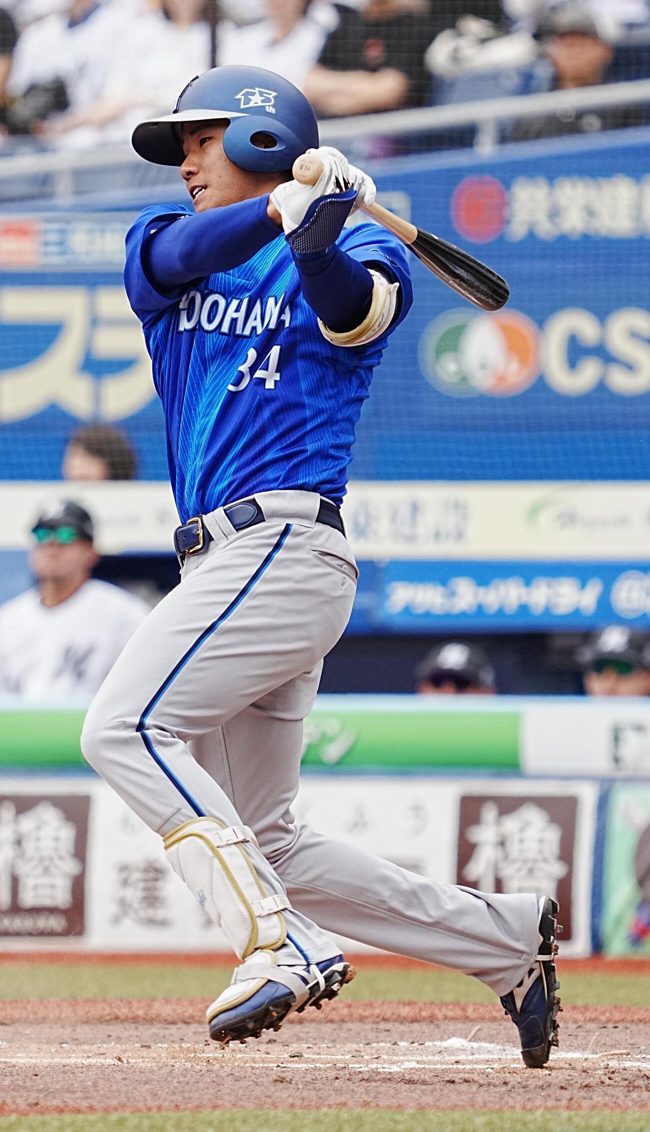 ロッテ対DeNA 2回表DeNA2死一塁、宮下朝陽は左前打を放つ（撮影・小沢裕）　＝2026年6月14日