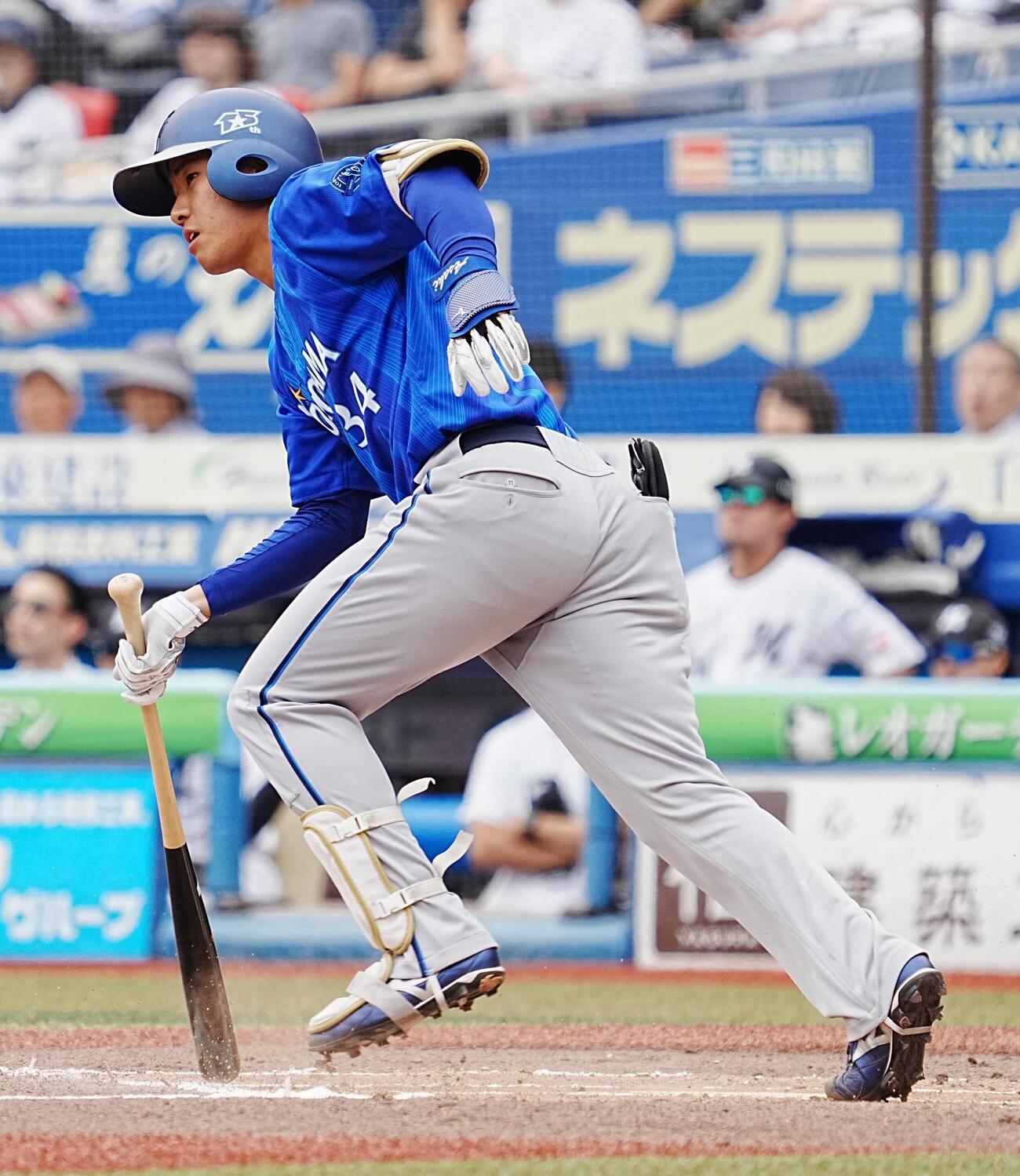 ロッテ対DeNA 2回表DeNA2死一塁、宮下朝陽は左前打を放つ（撮影・小沢裕）　＝2026年6月14日