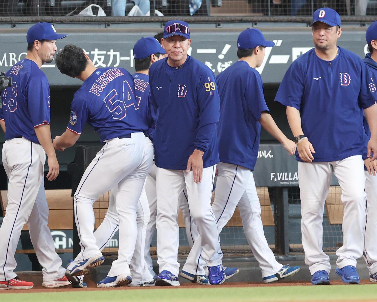 日本ハム対中日　試合後、選手を出迎える井上一樹監督（中央）（撮影・黒川智章）