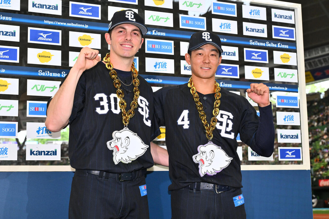 ヒーローインタビューを終え記念撮影する西武アラン・ワイナンス（左）と石井一成（撮影・滝沢徹郎）