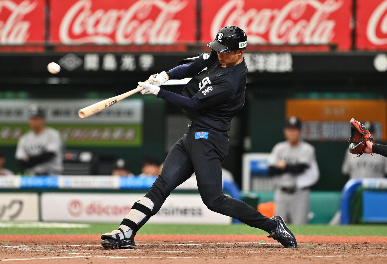西武対巨人　5回裏西武無死、石井一成は右越え先制ソロ本塁打を放つ（撮影・滝沢徹郎）
