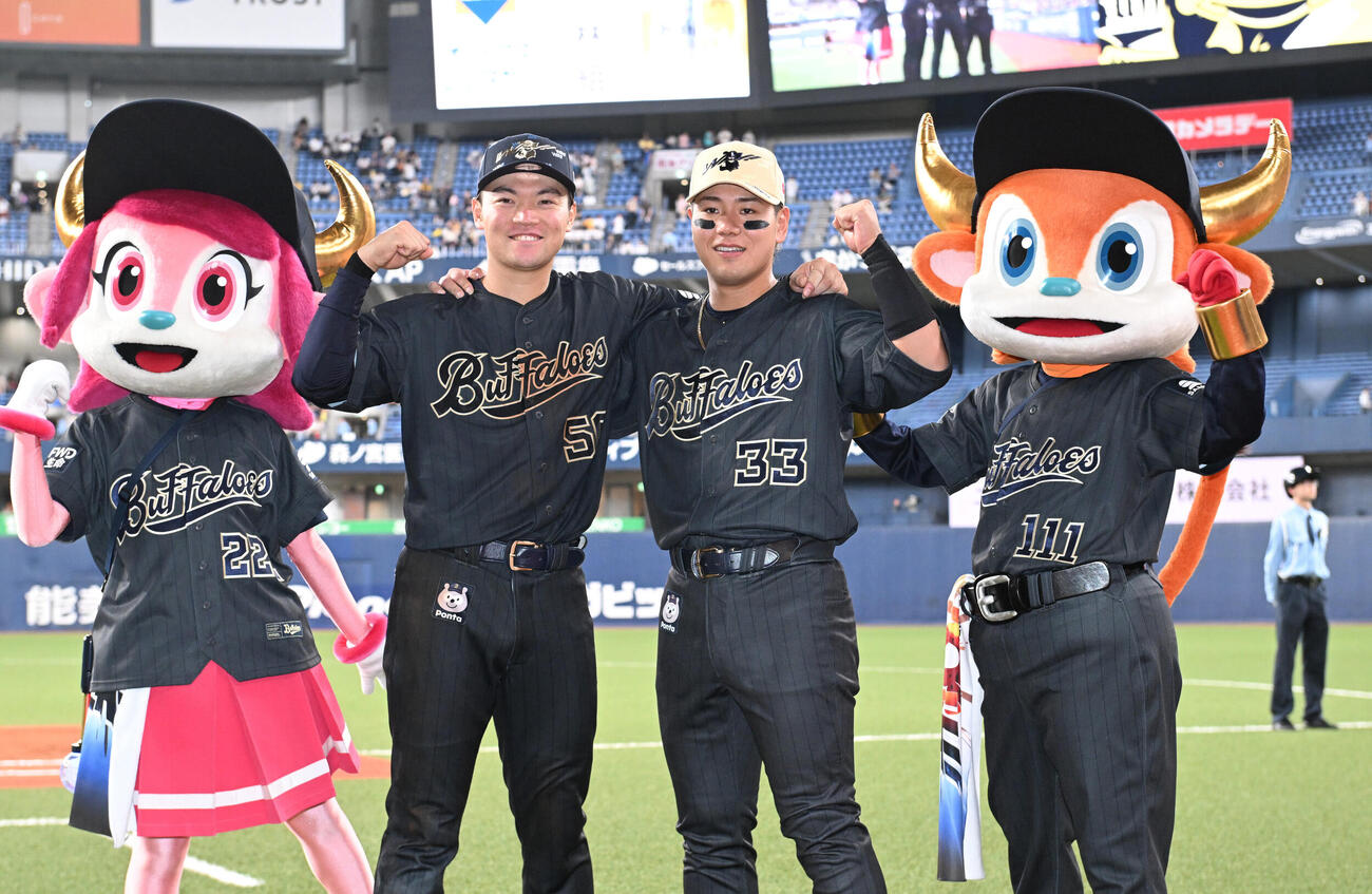 オリックス対阪神　ヒーローのオリックス山中稜真（左）と杉沢龍は肩を組んでガッツポーズ（撮影・和賀正仁）