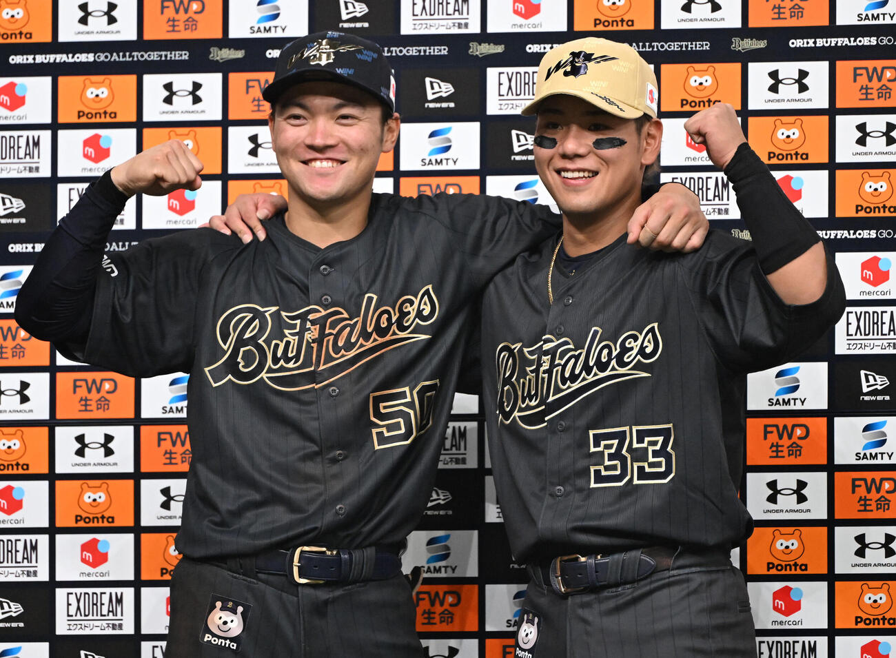 オリックス対阪神　打のヒーローオリックス山中稜真（左）と杉沢龍は肩を組んでガッツポーズ（撮影・和賀正仁）