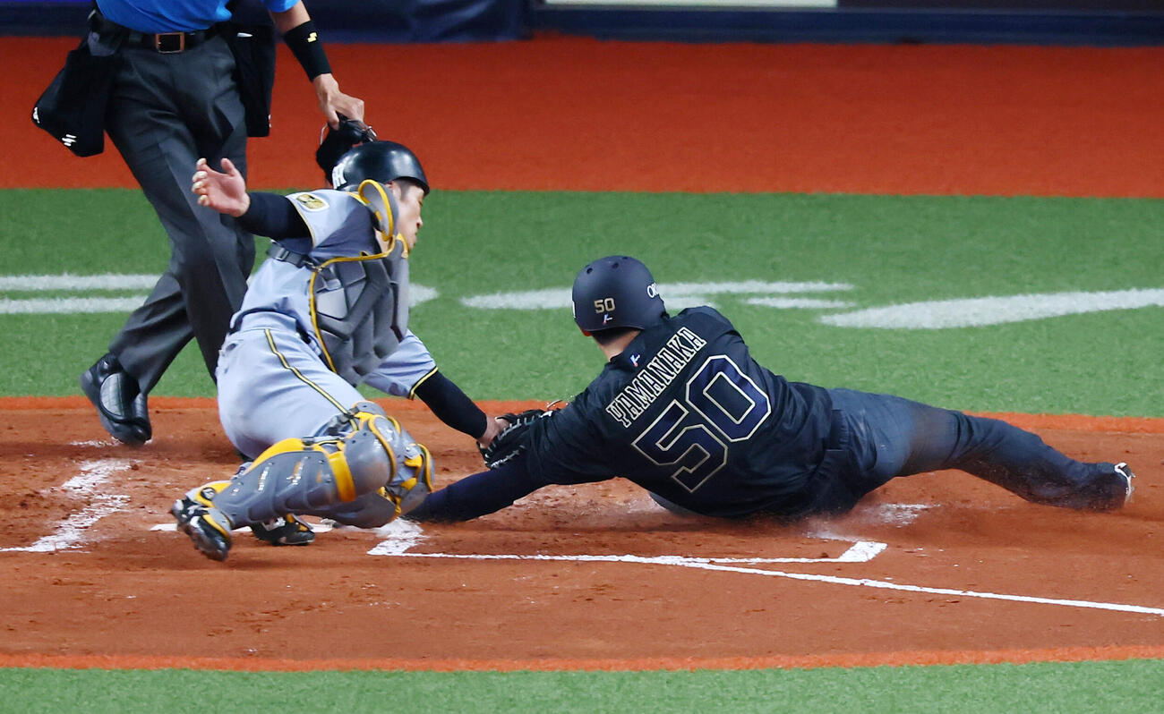 オリックス対阪神　4回裏オリックス1死二、三塁、三塁走者山中稜真は西野真弘の打球で本塁突入も憤死。捕手坂本誠志郎（撮影・加藤哉）＝2026年6月14日　