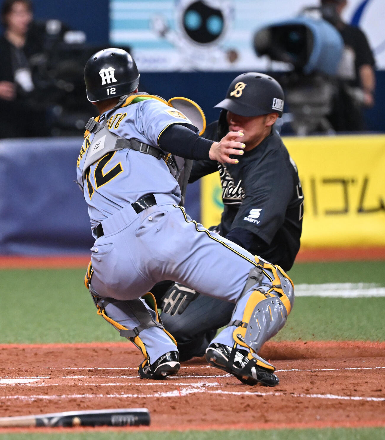 オリックス対阪神　4回裏オリックス1死二、三塁、西野の一ゴロで本塁を狙った山中稜真はタッチアウト、捕手坂本誠志郎（撮影・和賀正仁）＝2026年6月14日