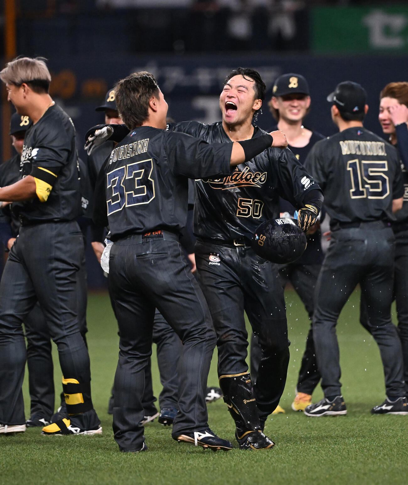 オリックス対阪神　ヒーローオリックス山中稜真（右）と杉沢龍は抱き合って喜ぶ（撮影・和賀正仁）＝2026年6月14日
