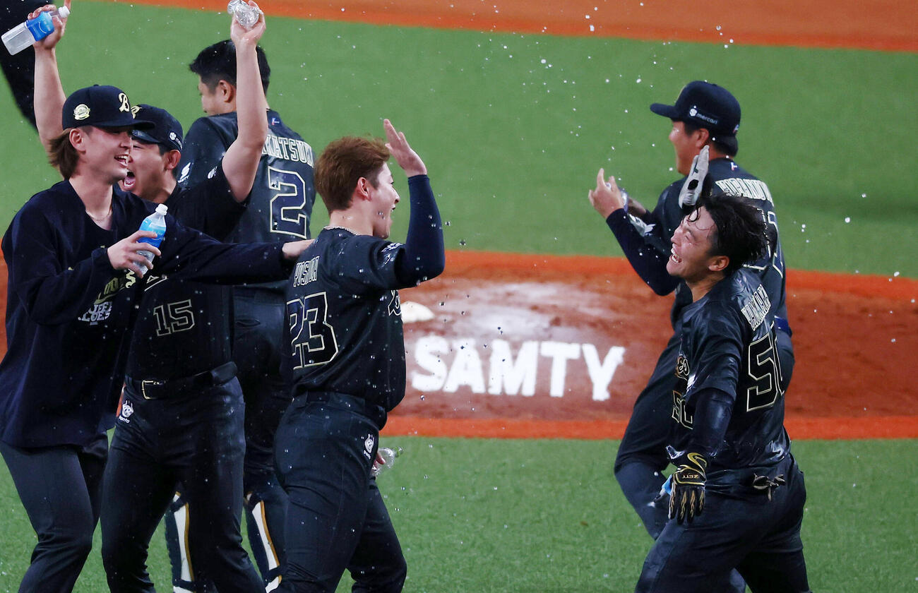 オリックス対阪神　10回裏オリックス2死一、三塁、山中稜真（右）はサヨナラ適時打を放ち吉田輝星らナインと笑顔でタッチする（撮影・加藤哉）＝2026年6月14日