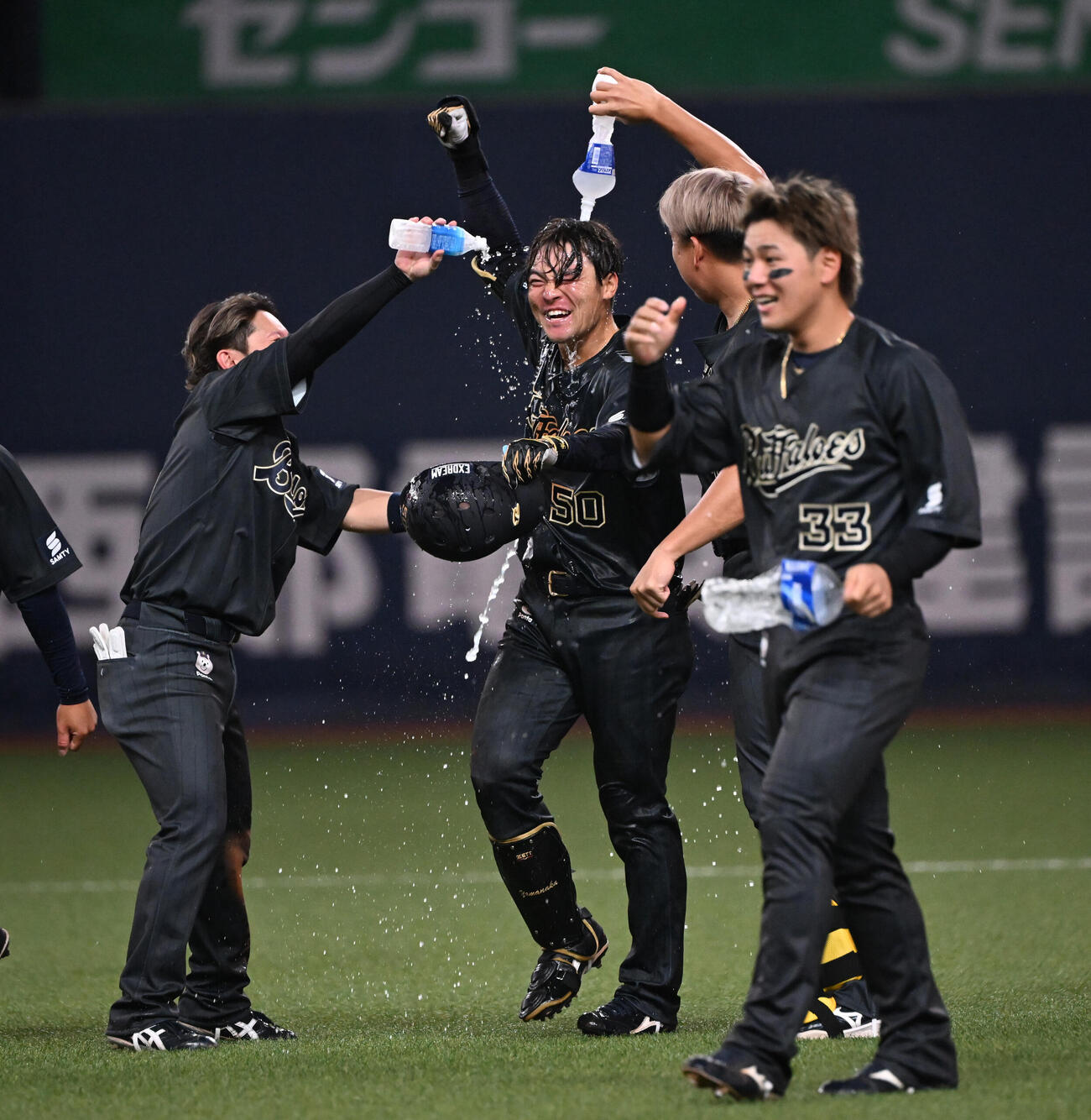 オリックス対阪神　10回裏オリックス2死一、三塁、左中間にサヨナラ適時打を放った山中稜真はナインの祝福を受ける（撮影・和賀正仁）＝2026年6月14日