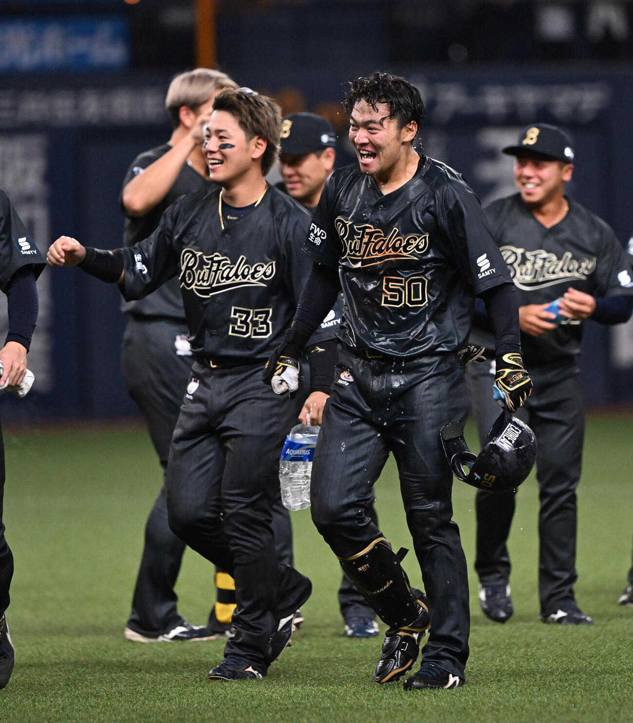 オリックス対阪神　ヒーローオリックス山中稜真（右）と杉沢龍は笑顔で引き揚げる（撮影・和賀正仁）＝2026年6月14日