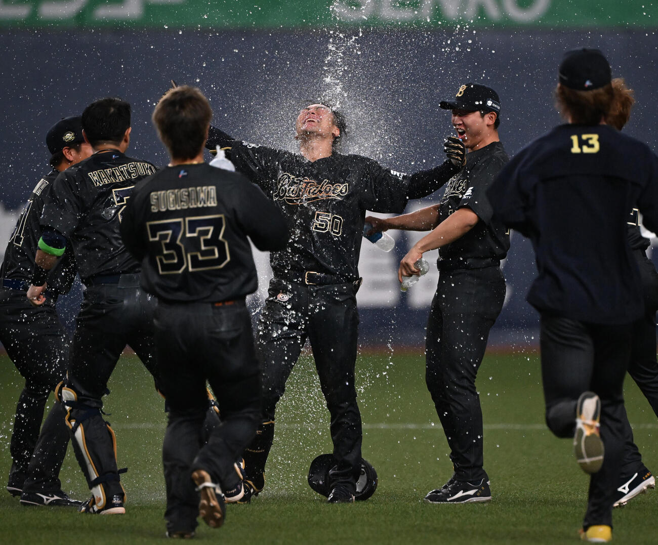オリックス対阪神　10回裏オリックス2死一、三塁、左中間にサヨナラ適時打を放った山中稜真はナインの祝福を受ける（撮影・和賀正仁）＝2026年6月14日