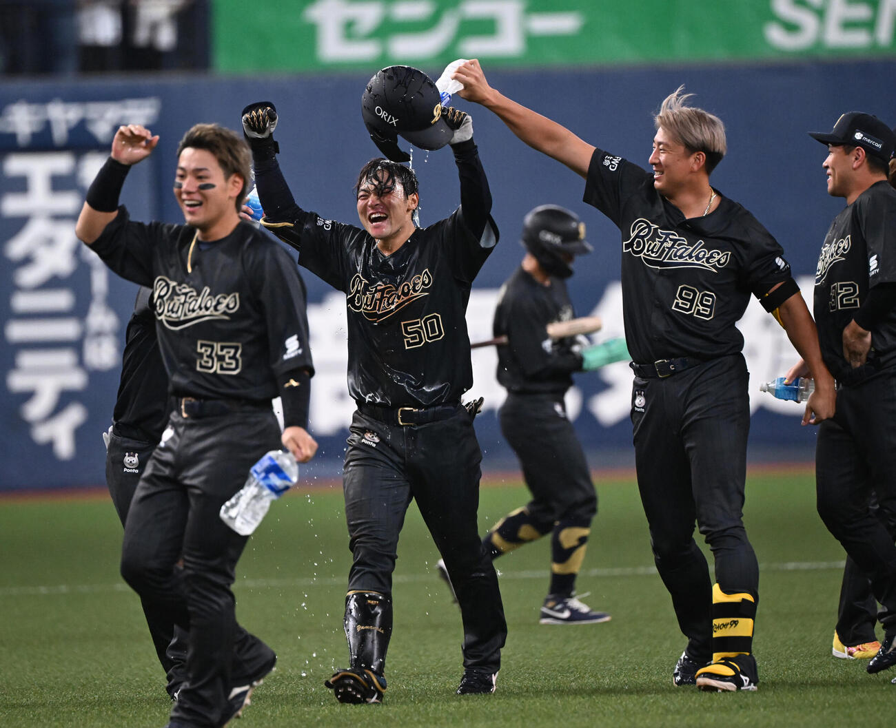 オリックス対阪神　10回裏オリックス2死一、三塁、左中間にサヨナラ適時打を放った山中稜真はナインの祝福を受ける（撮影・和賀正仁）＝2026年6月14日