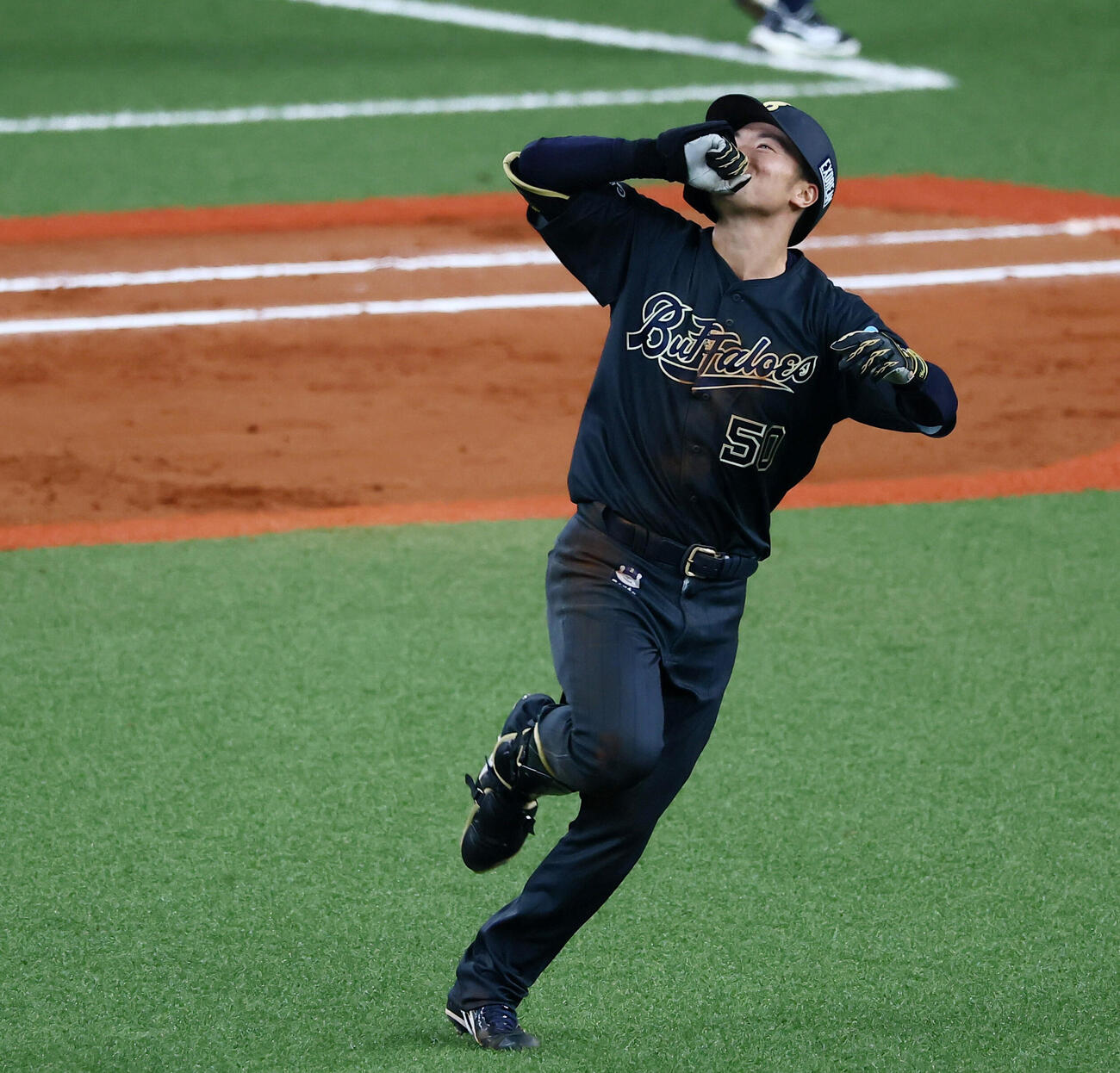 オリックス対阪神　10回裏オリックス2死一、三塁、山中稜真は左越えサヨナラ適時打を放ち右手にキスをしながら一塁をまわる（撮影・加藤哉）＝2026年6月14日　