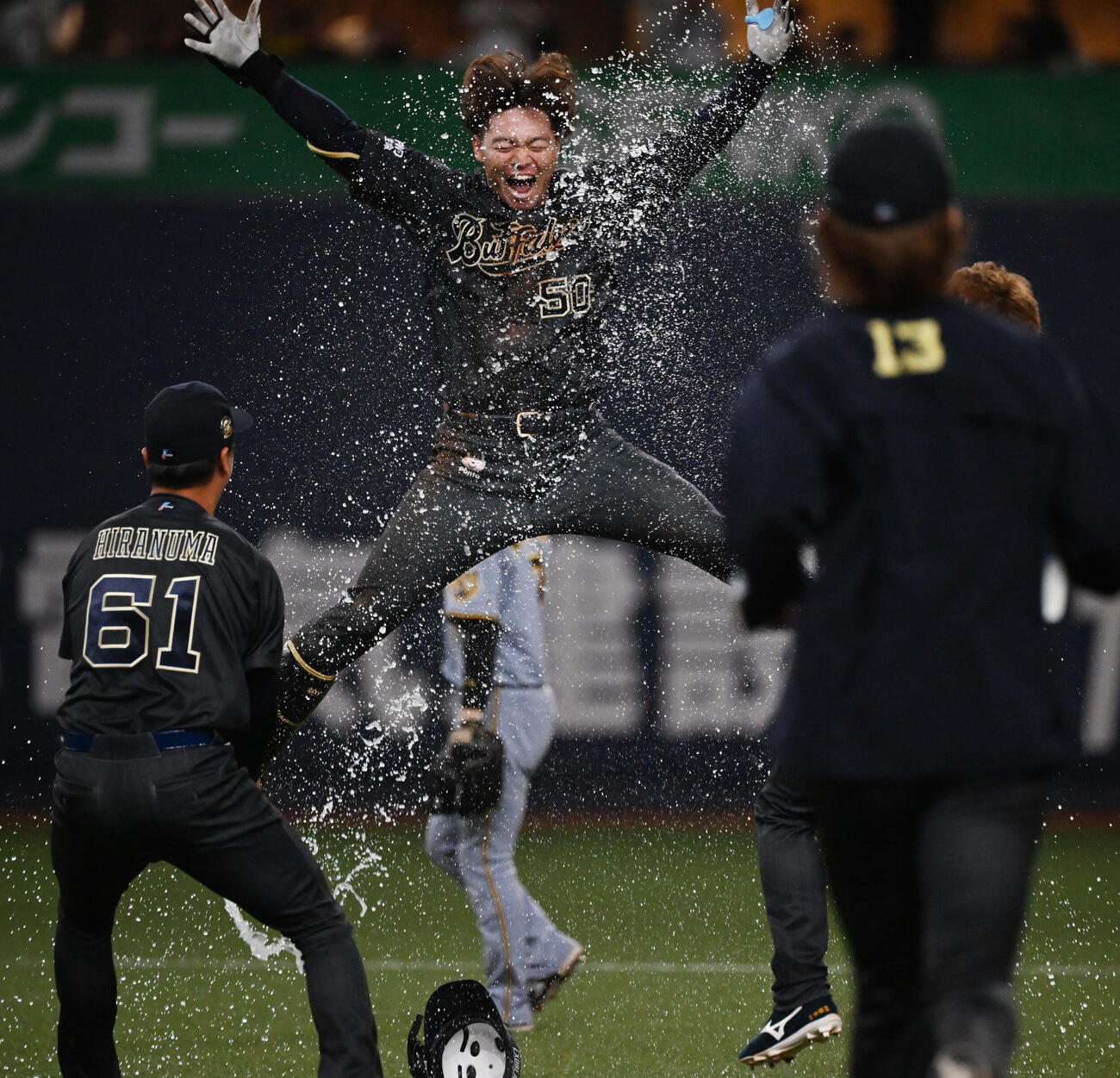 オリックス対阪神　10回裏オリックス2死一、三塁、左中間にサヨナラ適時打を放った山中稜真はジャンプして喜ぶ（撮影・和賀正仁）＝2026年6月14日