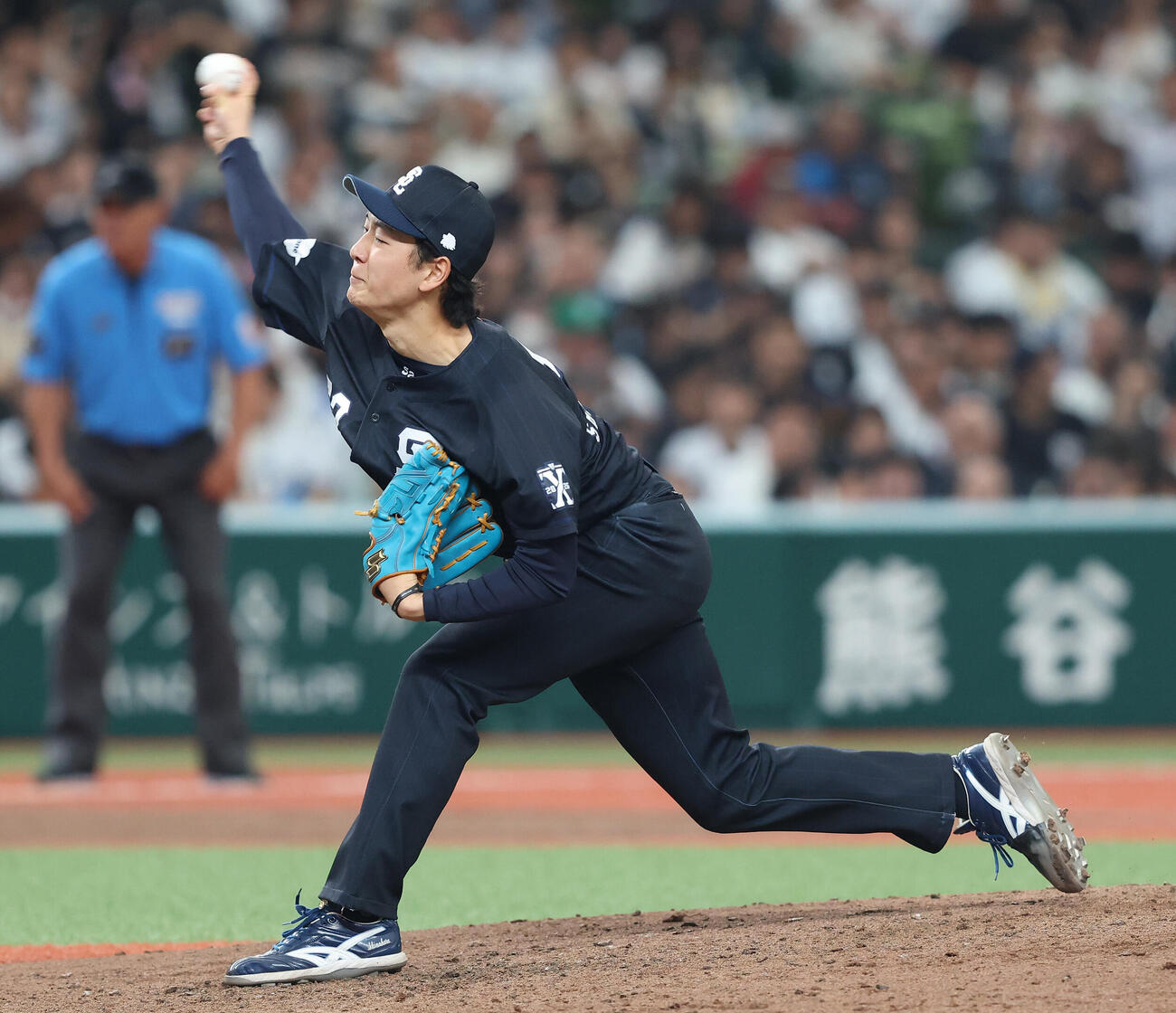 交流戦　西武対巨人　8回表、3番手で登板する篠原響（撮影・河田真司）