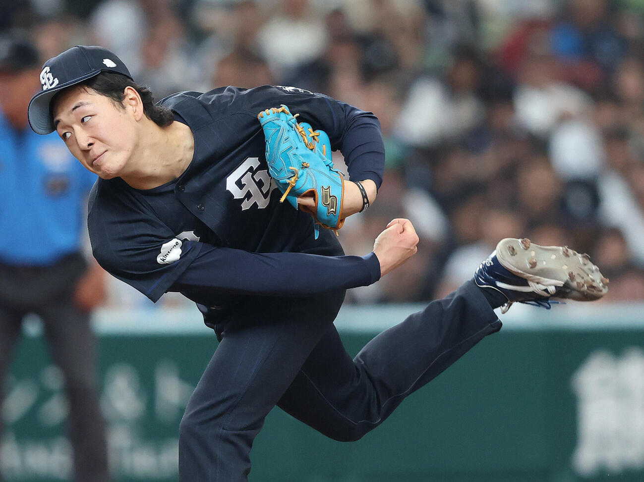 交流戦　西武対巨人　8回表、3番手で登板する篠原響（撮影・河田真司）