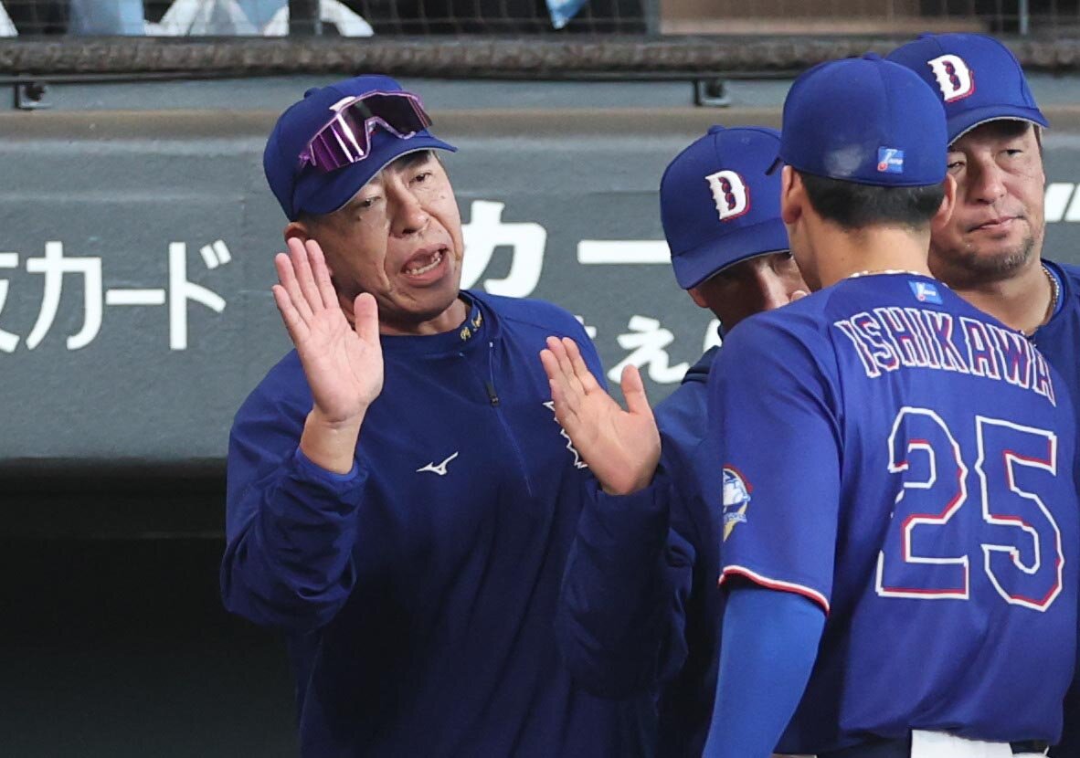 日本ハム対中日　試合後、選手を出迎える井上一樹監督（撮影・黒川智章）