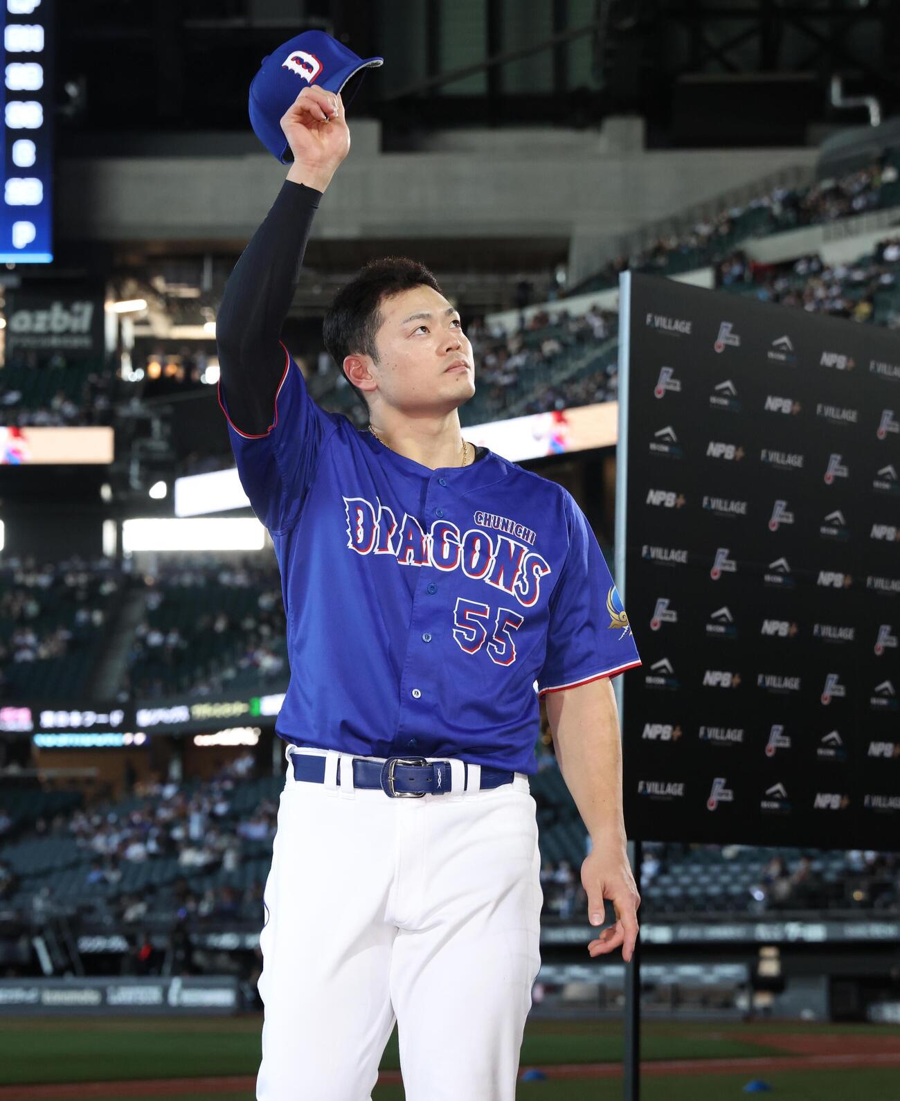 日本ハム対中日　試合後、スタンドに手を振る細川成也（撮影・黒川智章）