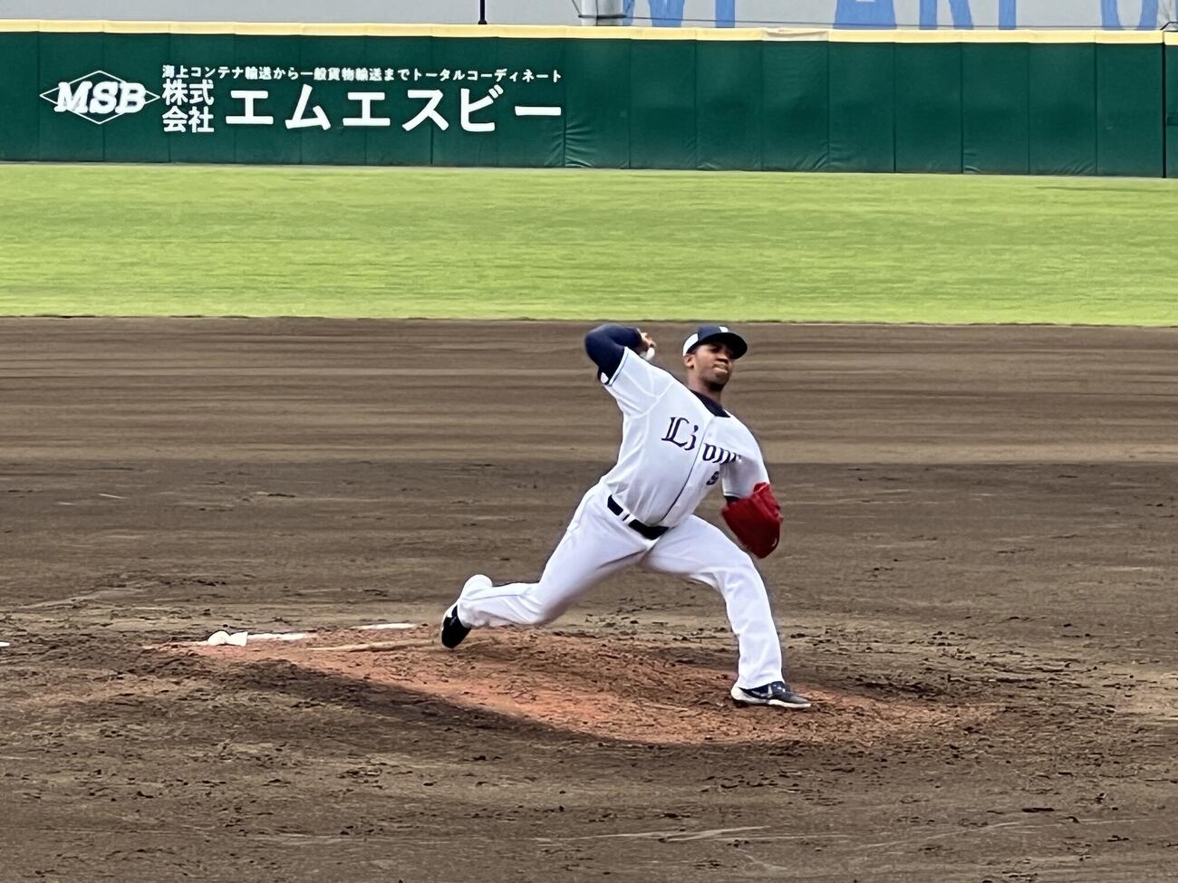 右肩痛から2軍戦で復帰登板した西武ラミレス（撮影・金子真仁）