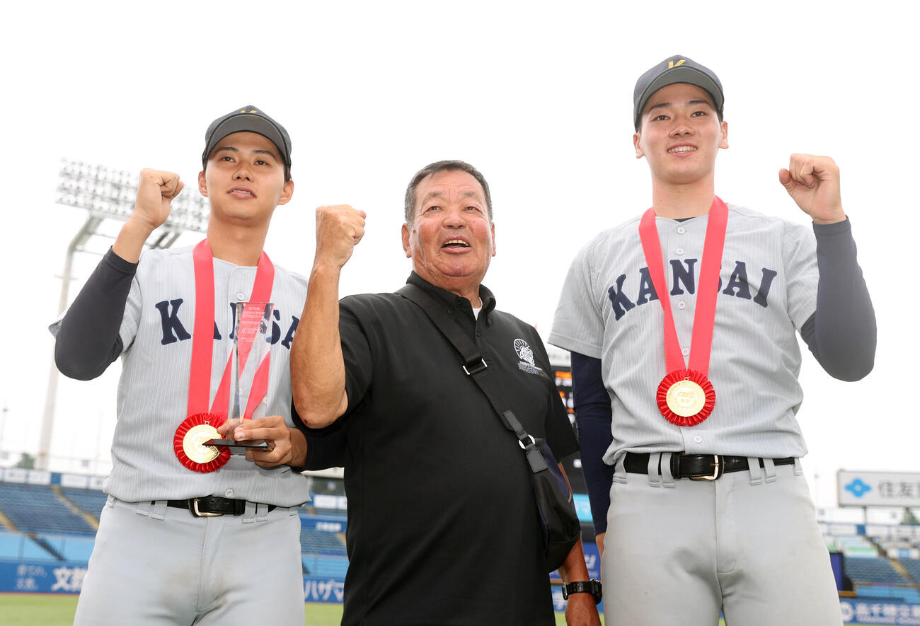 全日本大学野球選手権決勝　関大対慶大　優勝した、左から関大・米沢友翔、山口高志氏、百合沢飛はガッツポーズする（撮影・柴田隆二）　