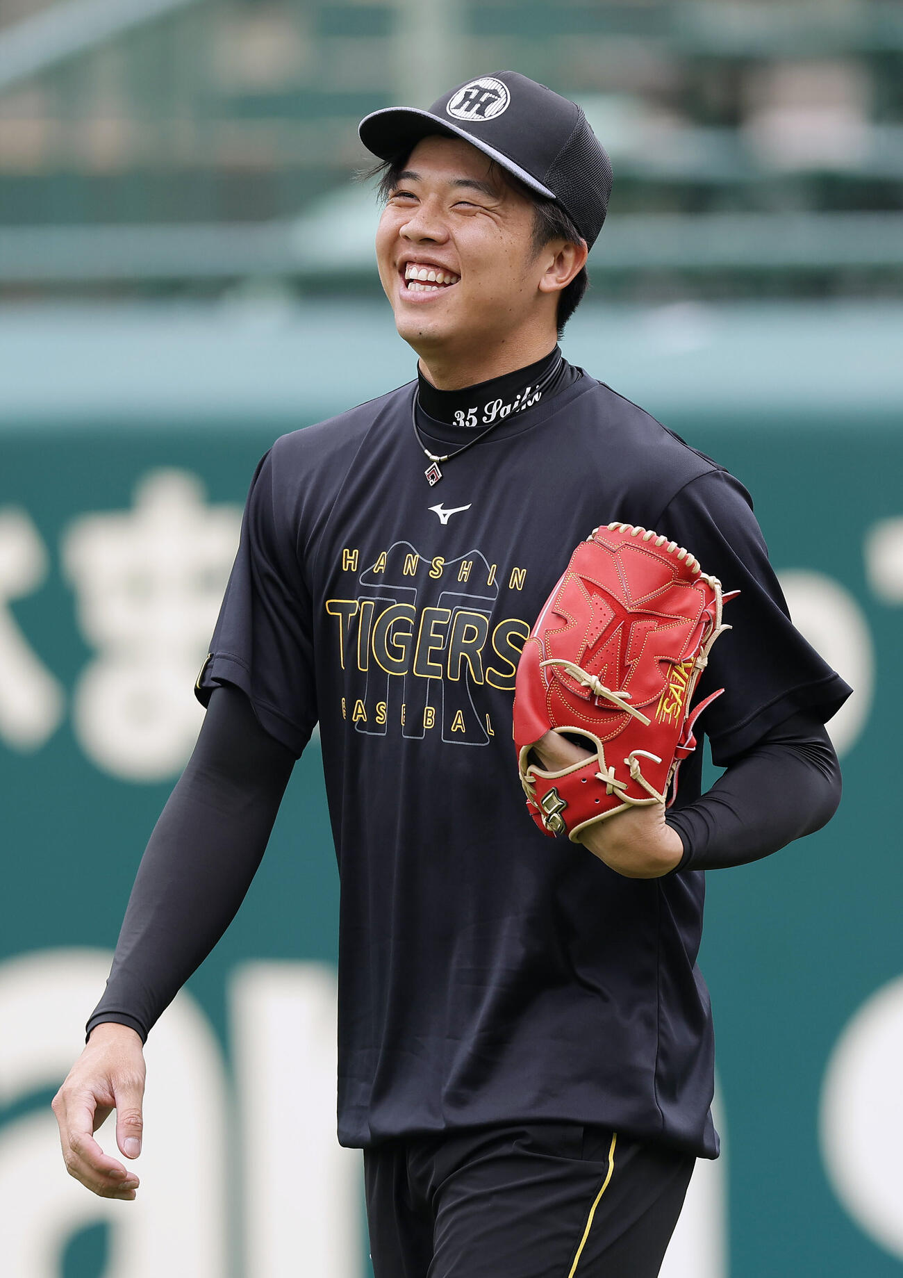 笑顔で練習に臨む阪神才木浩人（撮影・前田充）